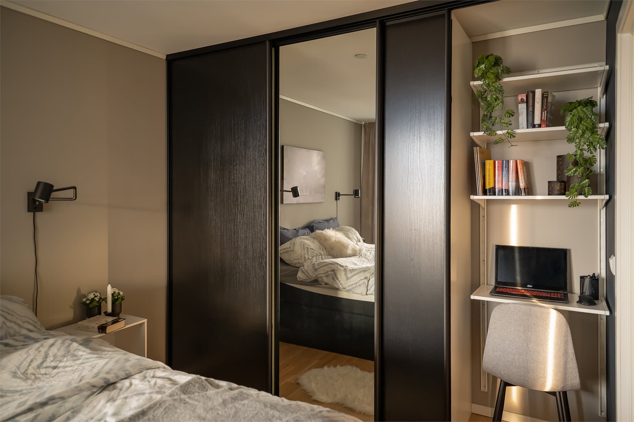 Rommet har også god plass til garderobe- og kontorløsning.