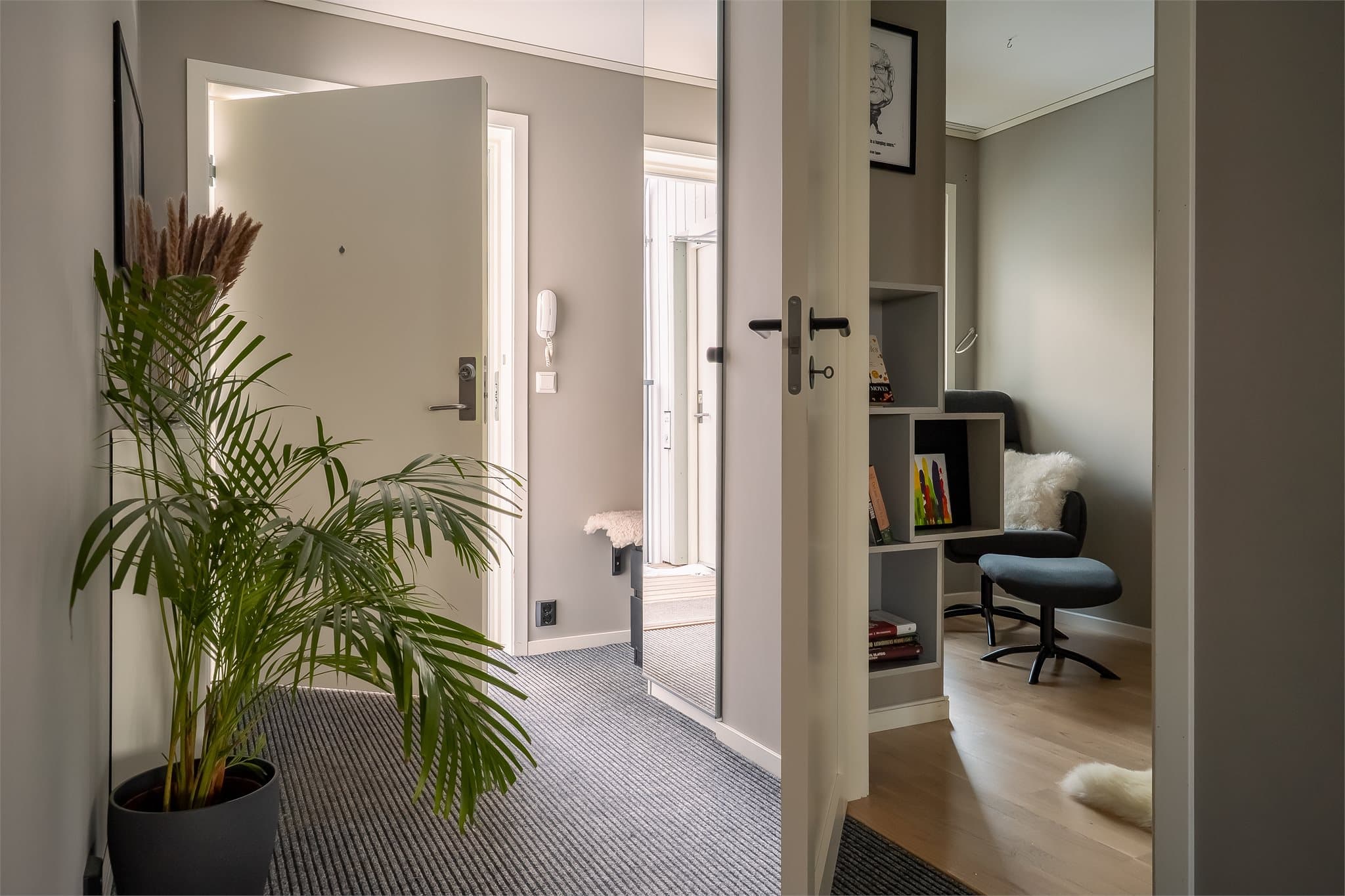 Bak inngangsdøren møtes du av en innbydende entré med gode plasseringsmuligheter for oppbevaringsmøbler. Leiligheten har innvendig bod på ca. 3 kvm som sørger for godt med lagringsplass.