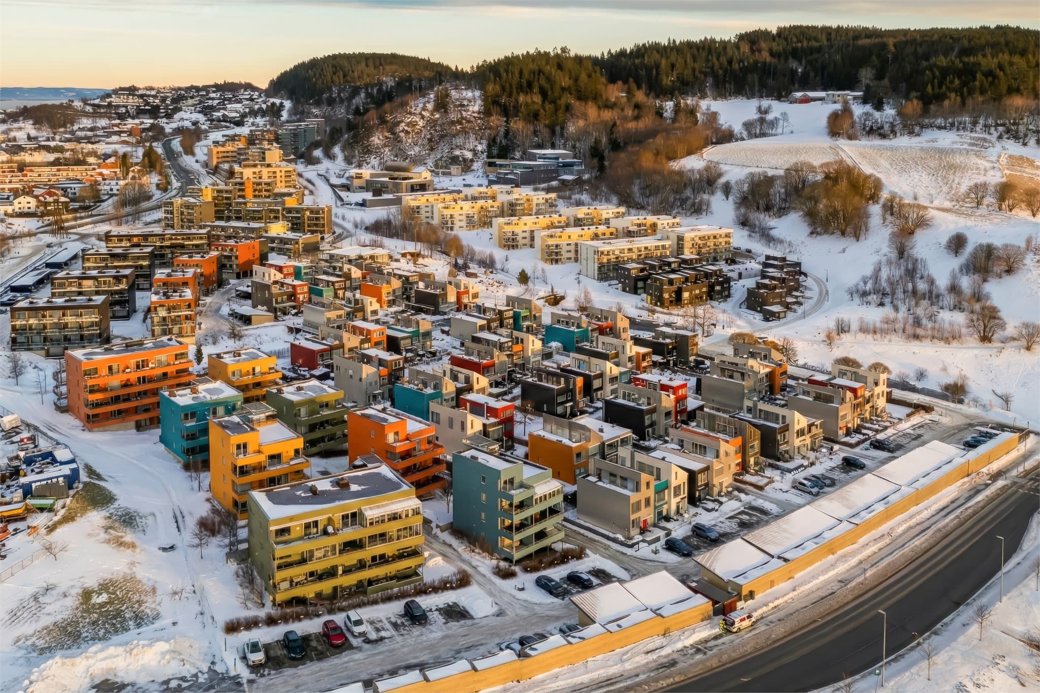 Eiendommen har en attraktiv og tilbaketrukket beliggenhet i et etablert og trivelig boligområde, samtidig som man har enkel tilgang til sentrum og byens mange tilbud.