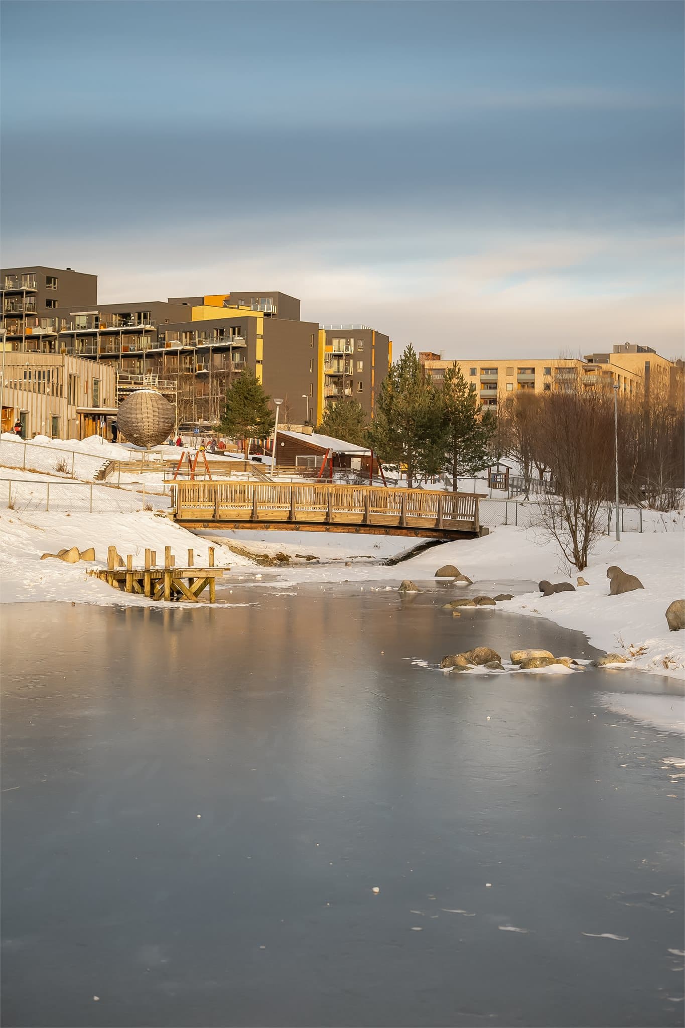 Estenstadmarka ligger like i nærheten og byr på flotte tur- og rekreasjonsmuligheter året rundt. Her finnes et omfattende nett av turstier og skiløyper, med populære turmål som Estenstadshytta og Estenstaddammen.