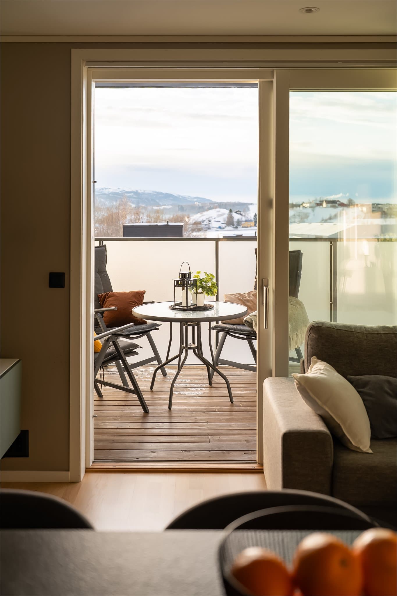 Fra stuen har man utgang til en stor, sørvendt balkong med gode solforhold.