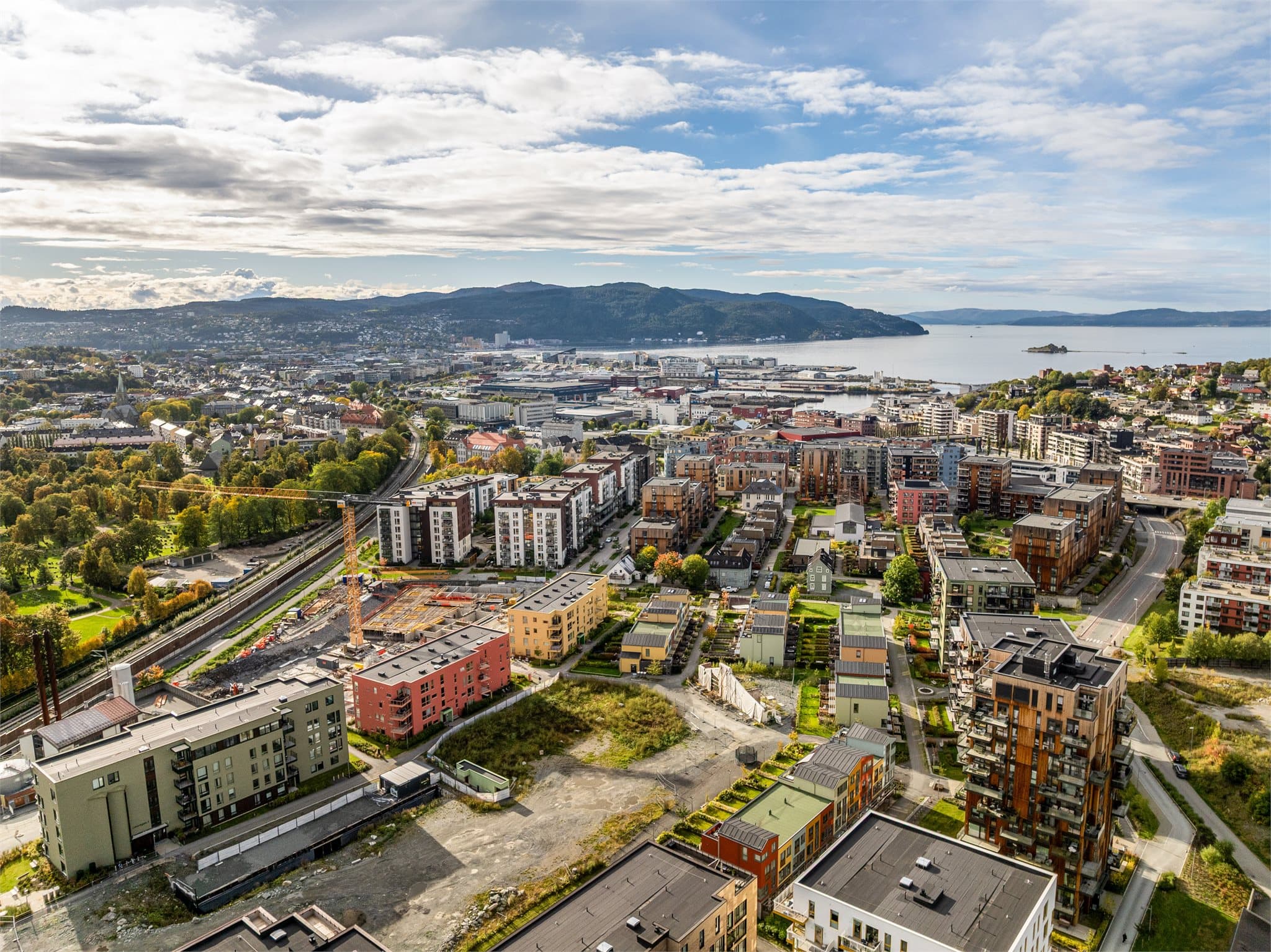 På populære Lilleby får du kort vei til bussholdeplass og tog, samt City Lade kjøpesenter, treningssenter, park og sjø.