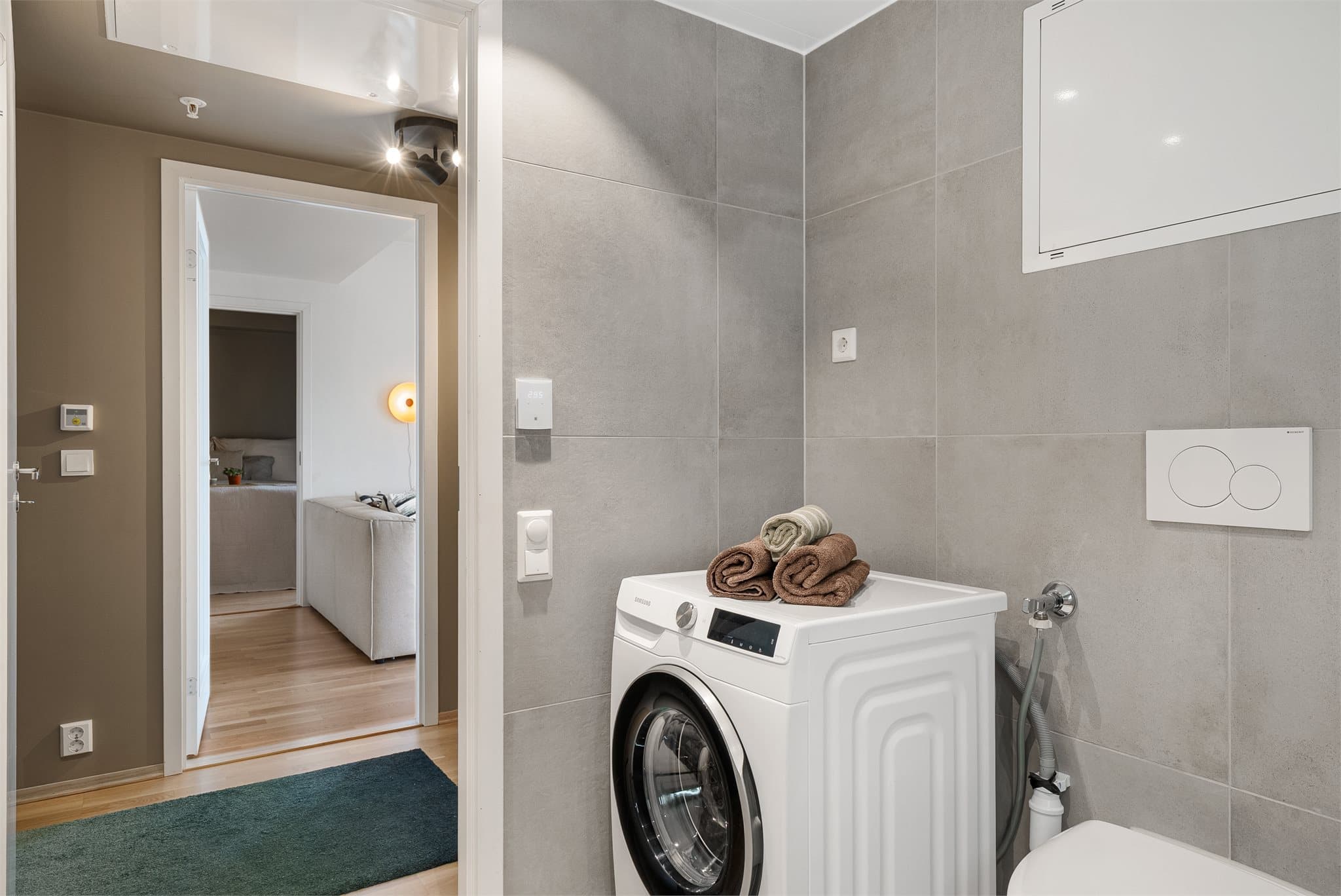 Badet har store, flotte fliser og downlights i himlingen, som gir et moderne og stilrent uttrykk.