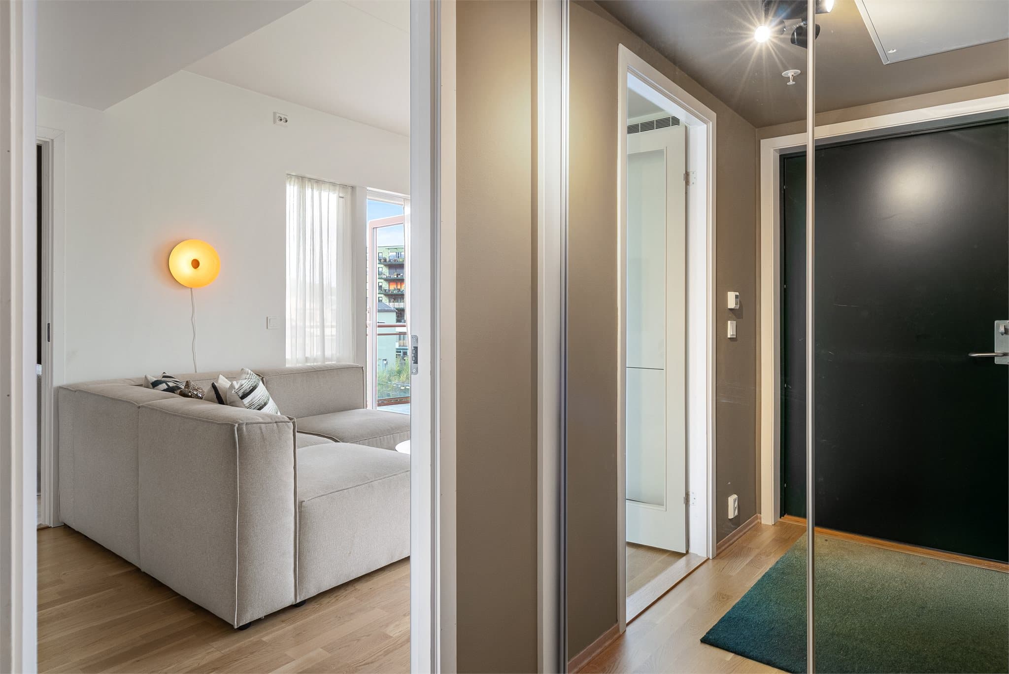 Innbydende entré med integrert skyvedørsgarderobe som sørger for gode lagringsmuligheter. I tillegg disponerer leiligheten en privat bod i kjeller.