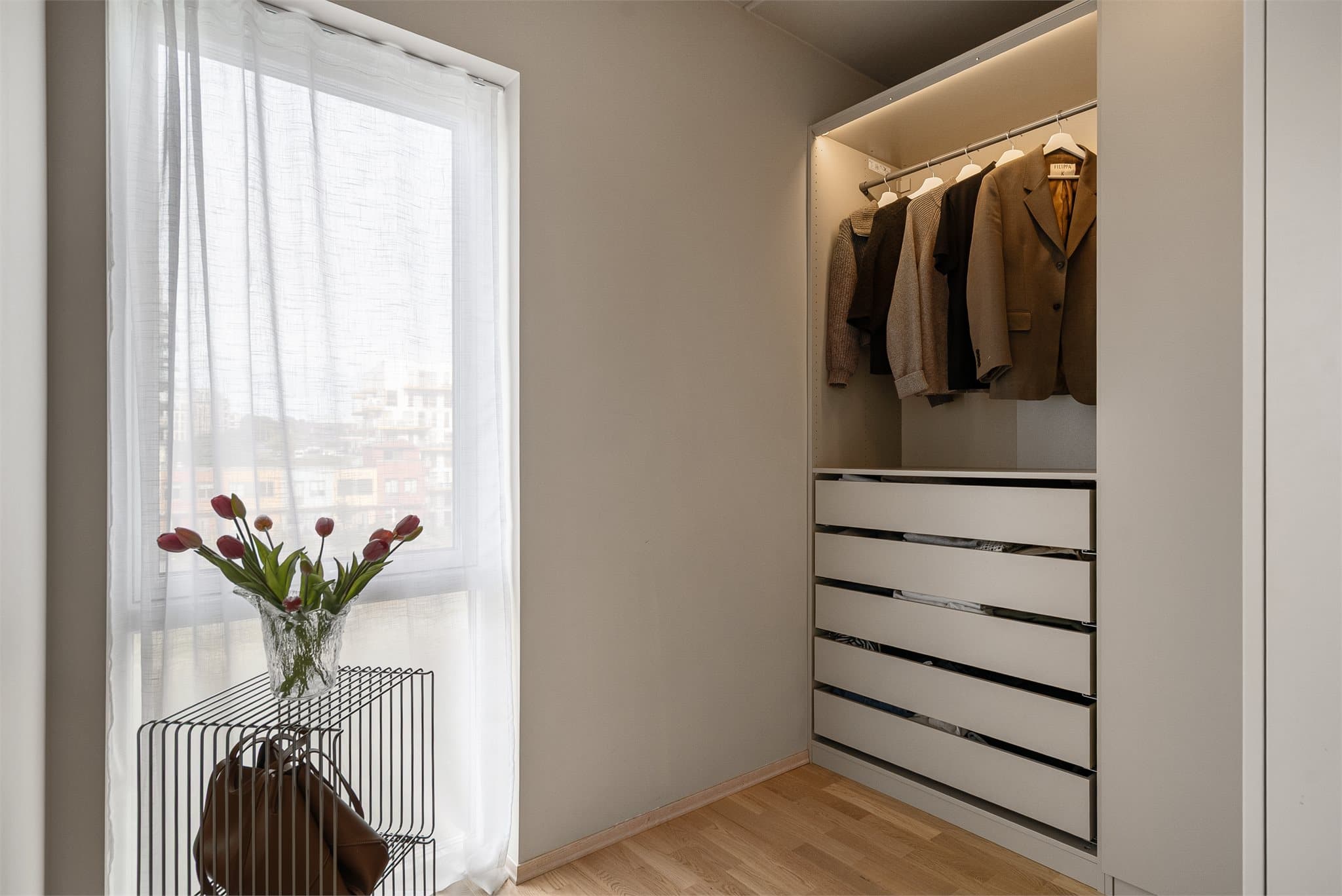 Det andre soverommet er i dag innredet med Pax-garderobe.