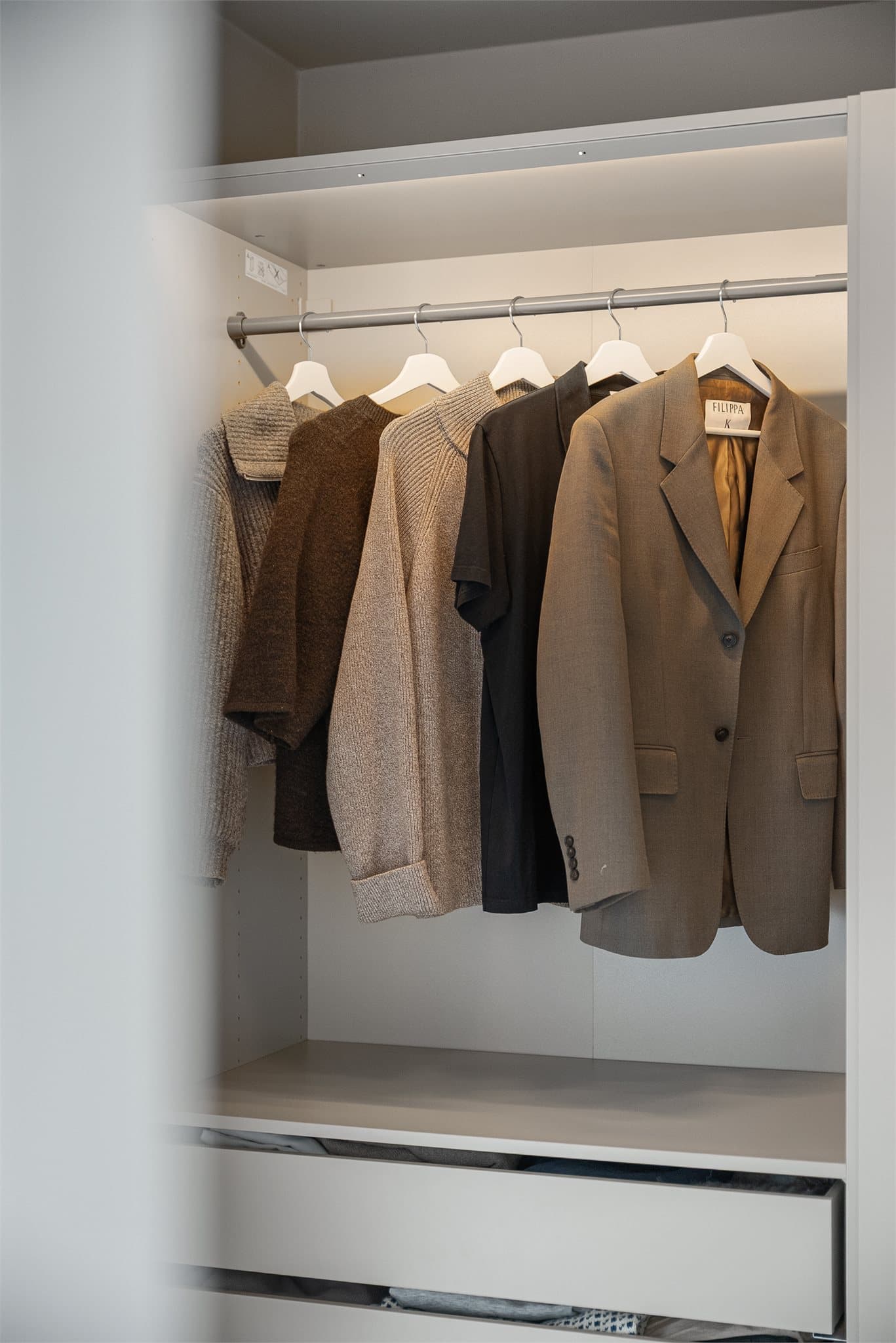 Rommet egner seg godt som soverom, hjemmekontor eller garderobe, og gir deg fleksibilitet til å tilpasse boligen etter egne behov.