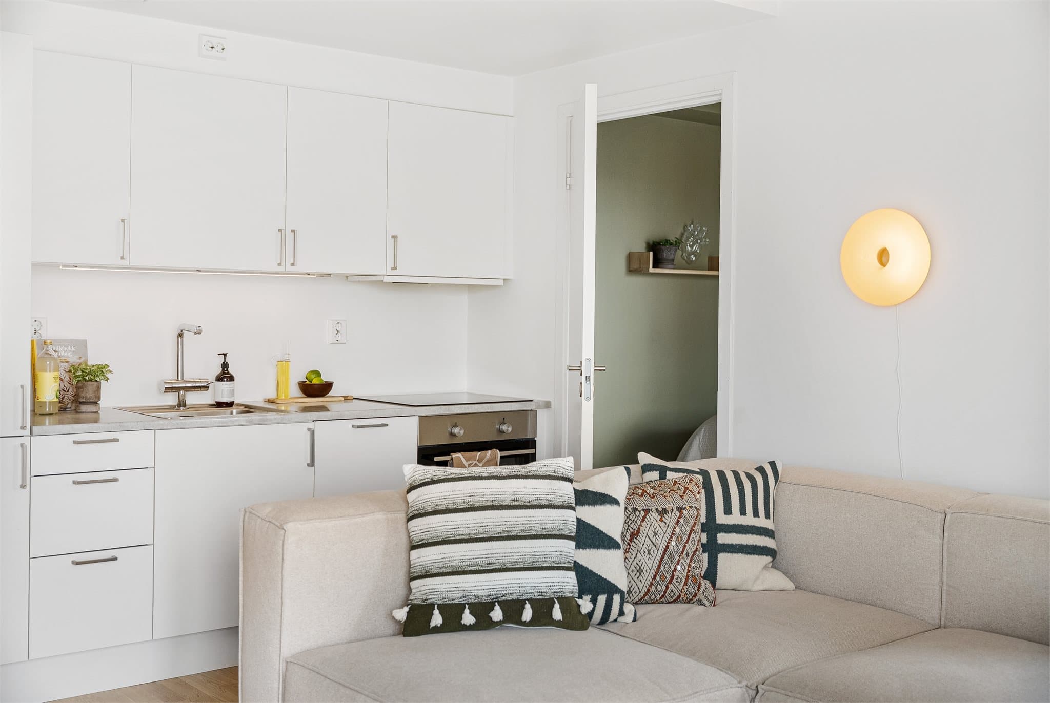 Kjøkkeninnredningen er fra Sigdal med glatte fronter og benkeplate av laminat.