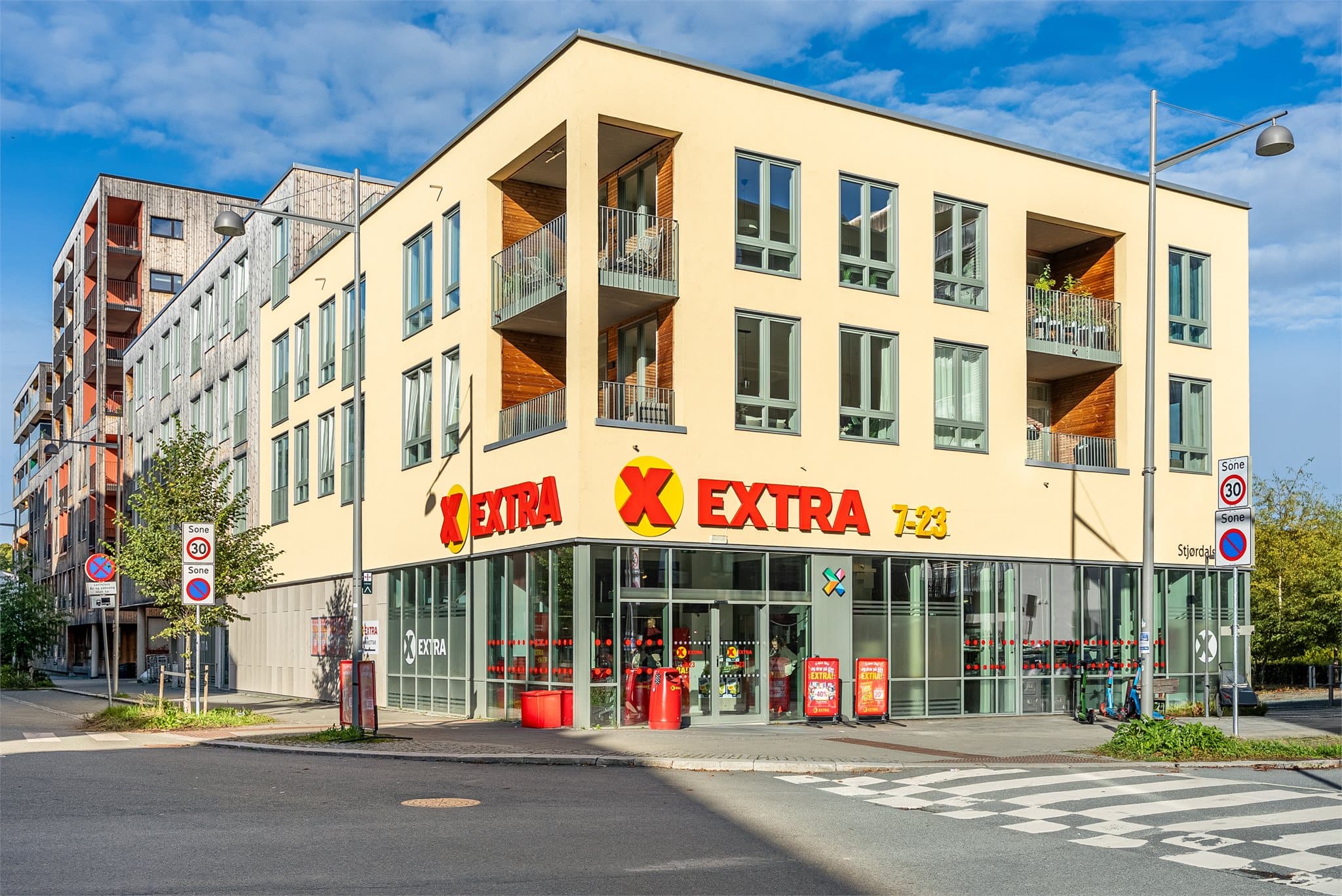 Her bor du sentralt med kort vei til "alt" du trenger i hverdagen. Dagligvarebutikken Coop Extra og Kiwi ligger kun få minutters gange fra boligen.