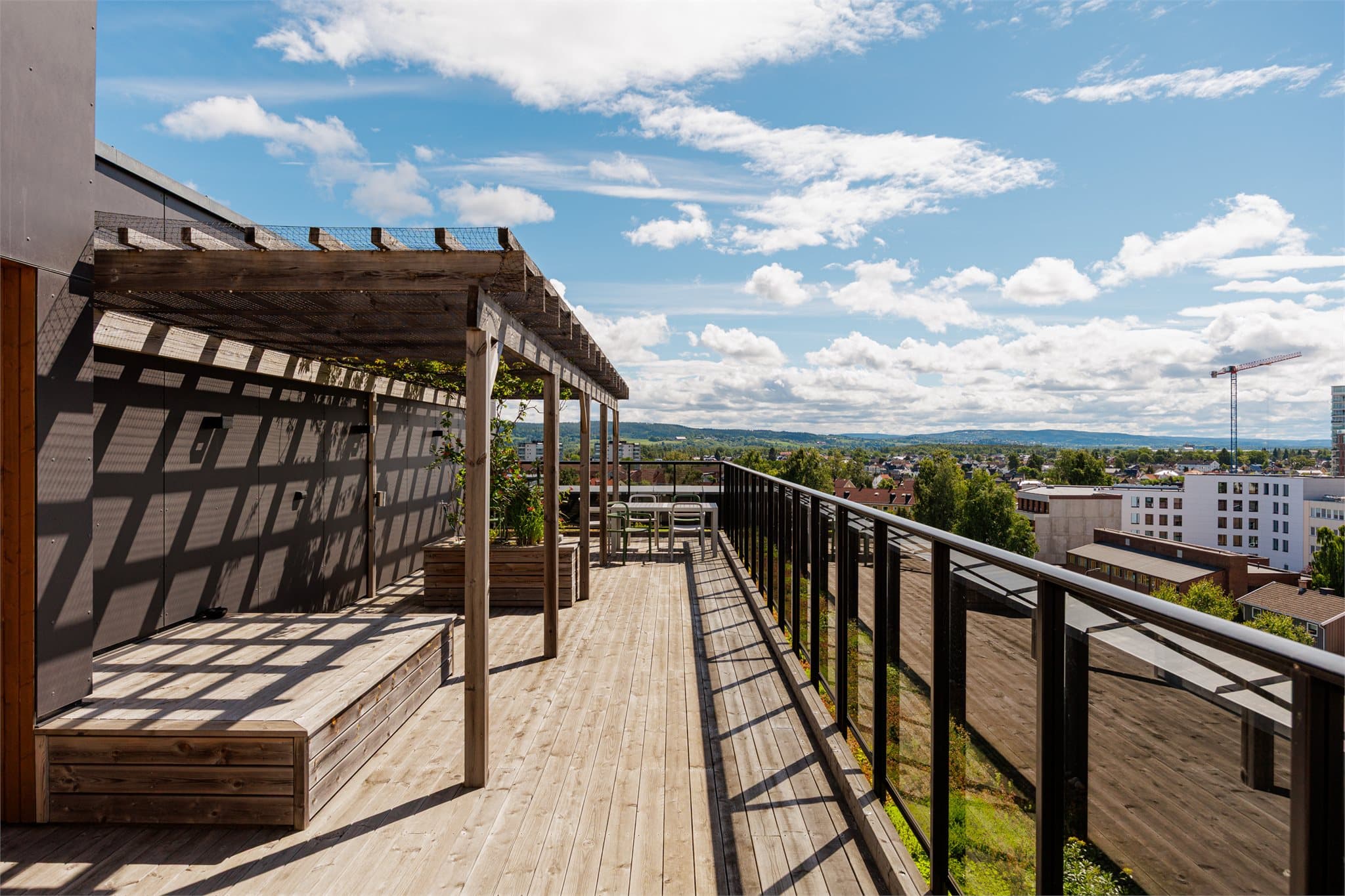 Flott felles takterrasse med gode solforhold og utsikt over nærområdet.
