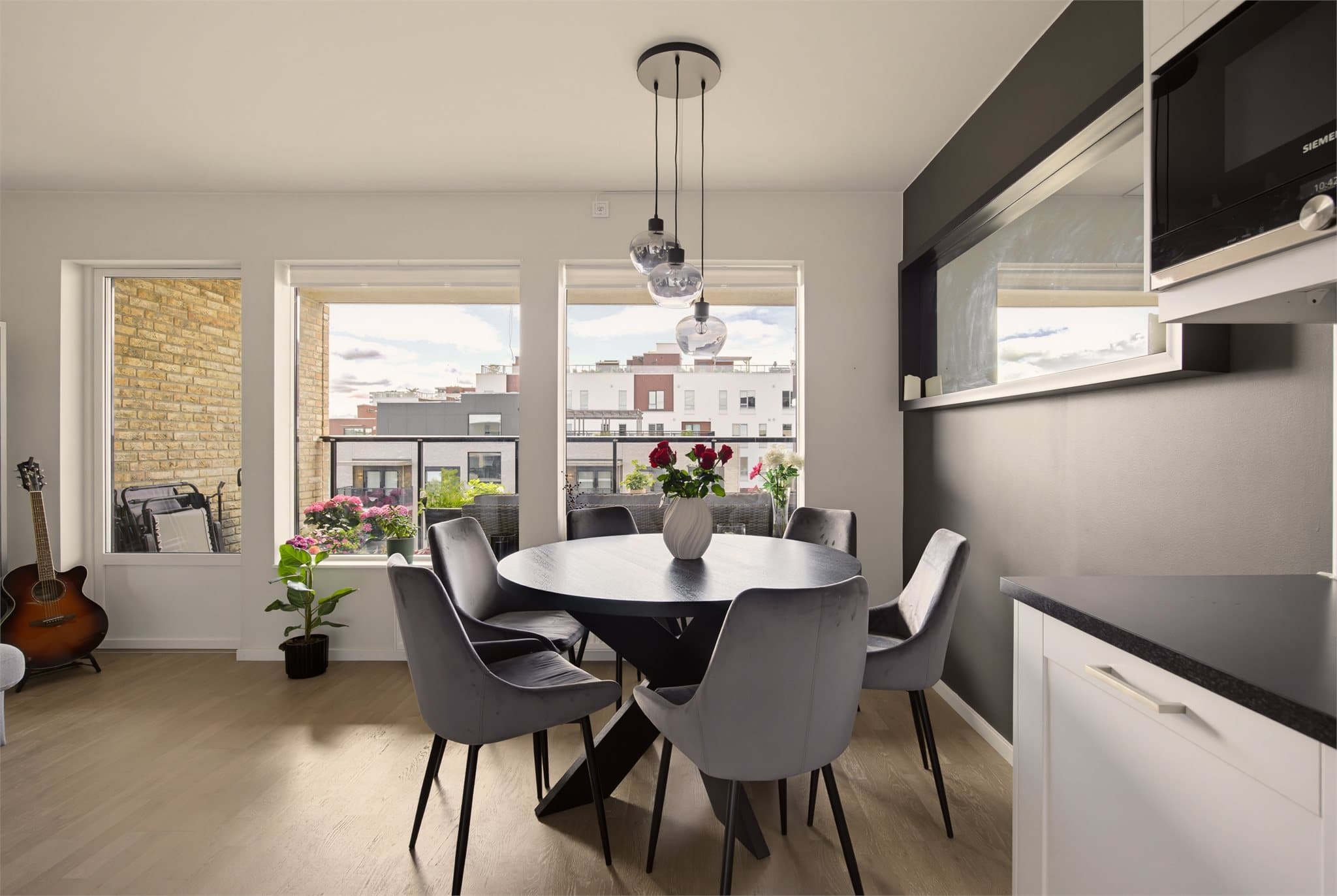 Det er en god plass til spisebordgruppe for å samle venner og familie til et måltid.