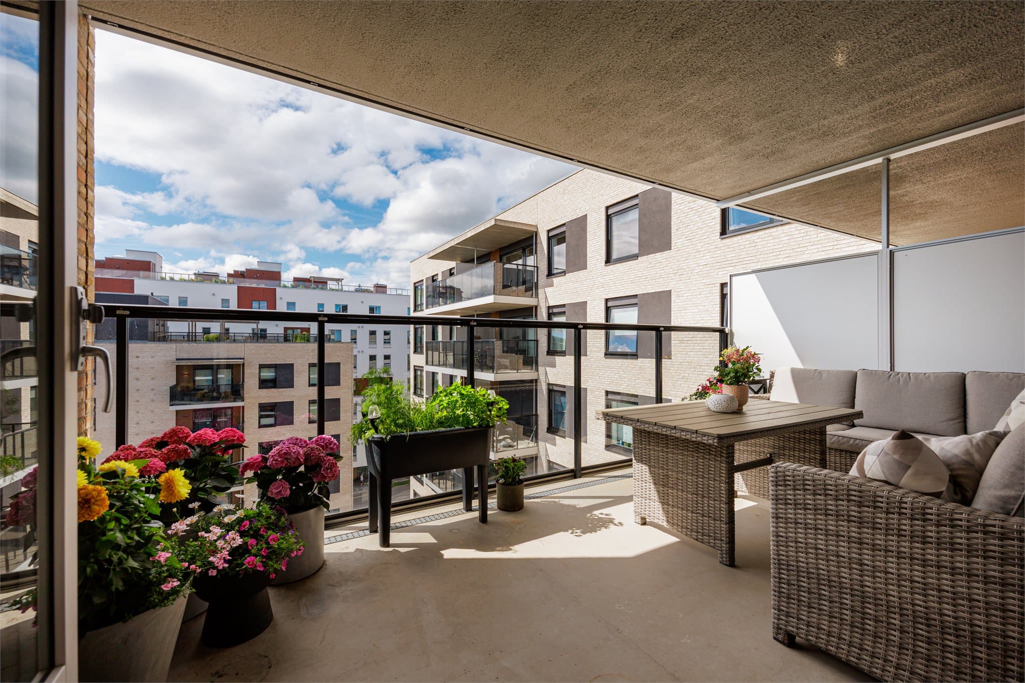 Overbygd balkong med god plass til både sittegruppe og beplantning.