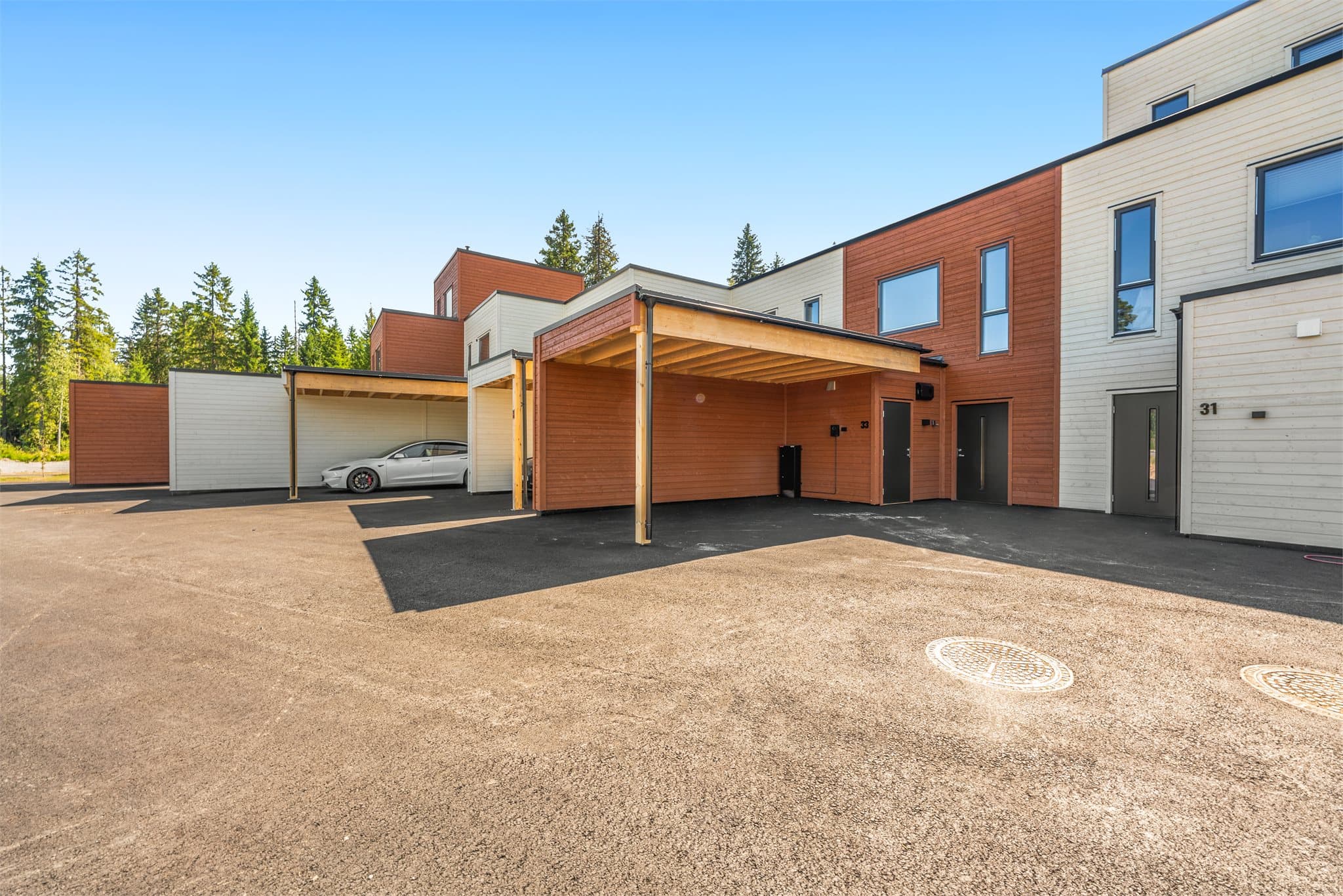 Det er parkering i carport med mulighet for lading