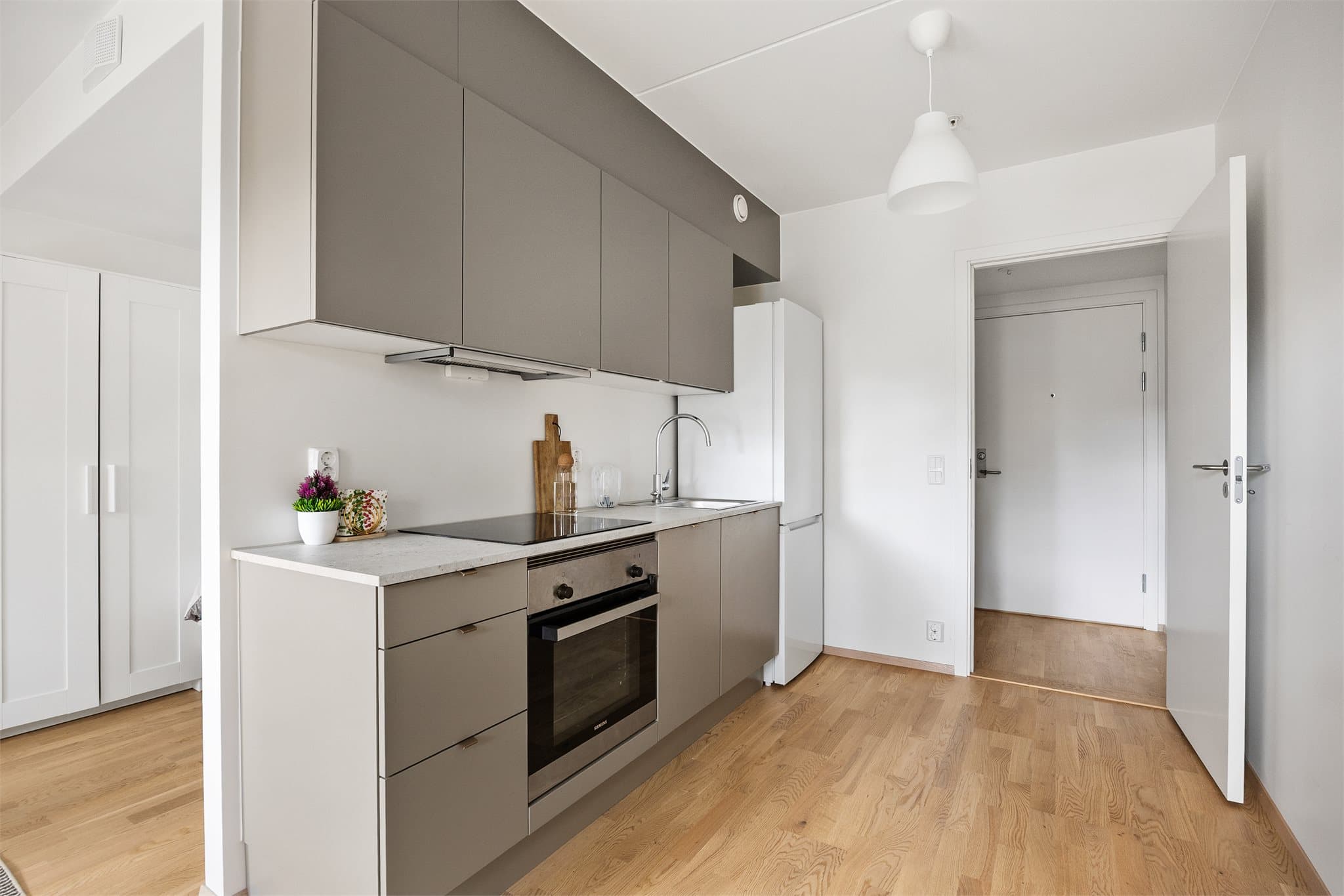 Kjøkkenet har slette fronter og laminat benkeplate.