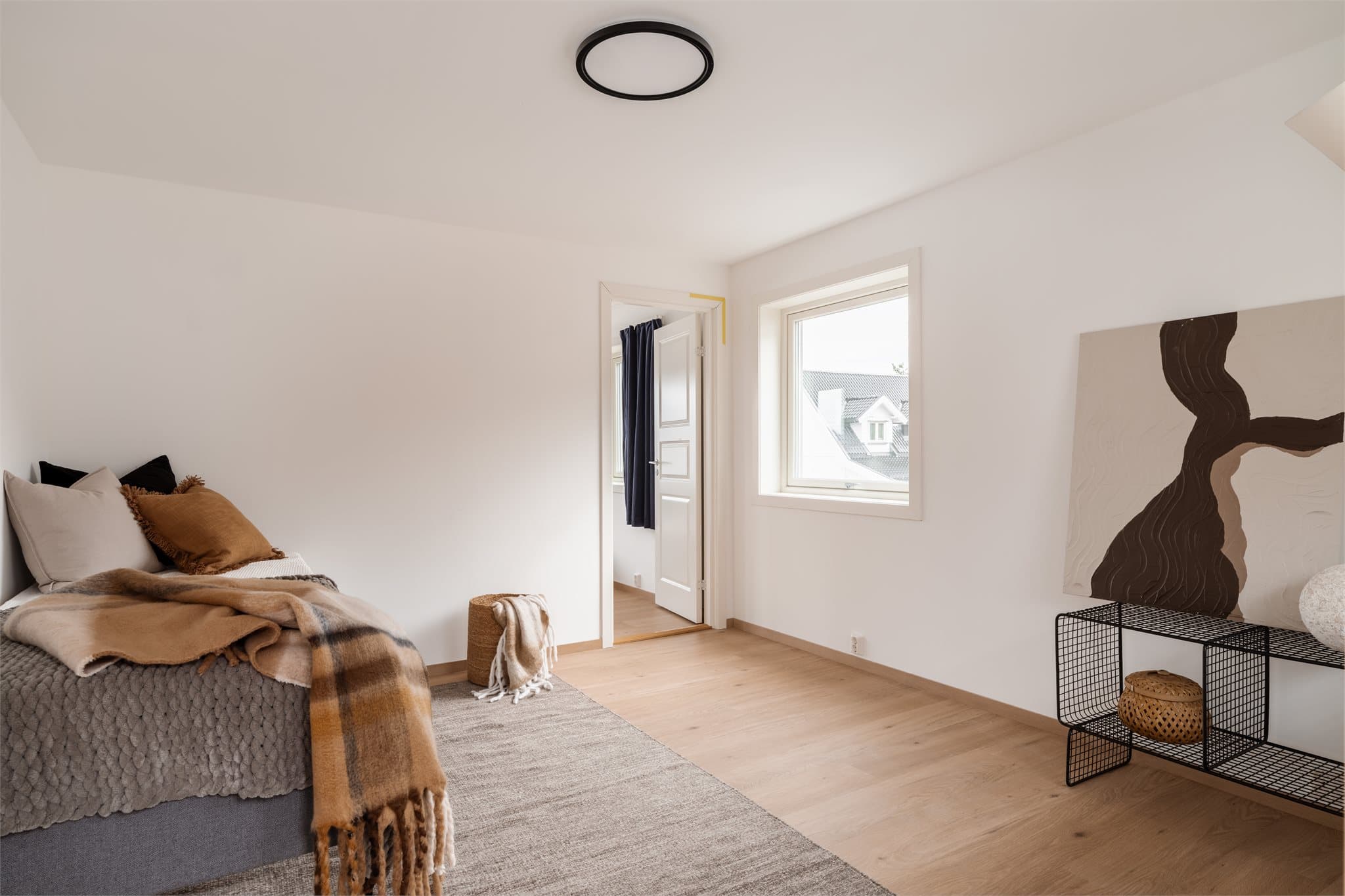 Rommene i 1. etasje har den samme gode standarden.