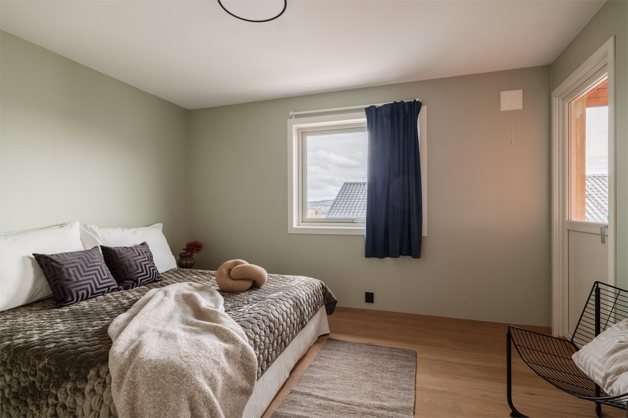 Hovedsoverommet har god plass og utgang til en privat del av terrassen.