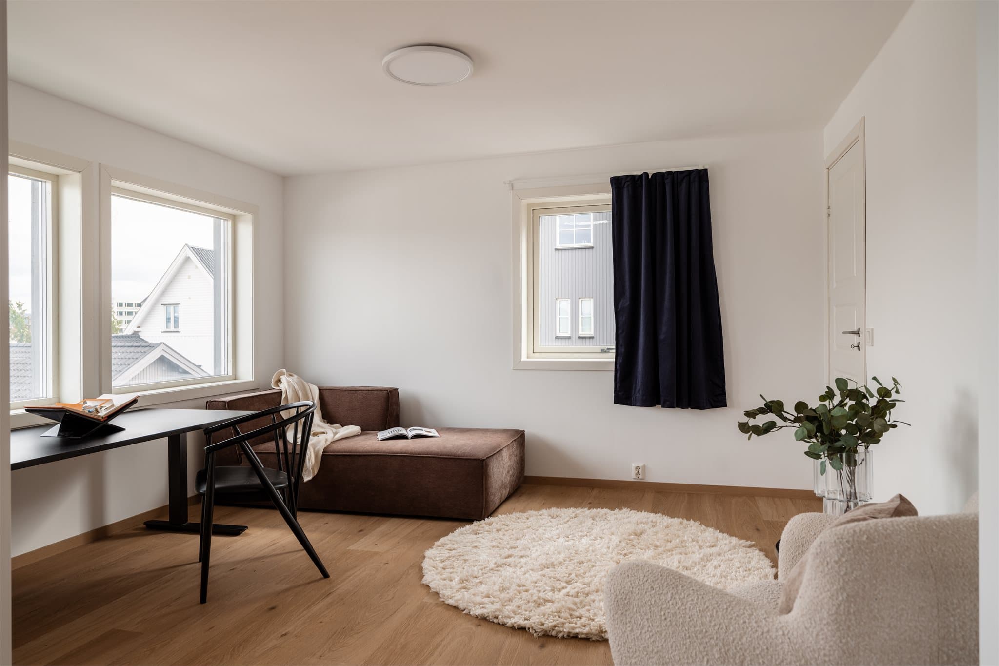 Dette fleksible rommet i første etasje kan innredes som kontor, bibliotek eller TV-stue etter behov.