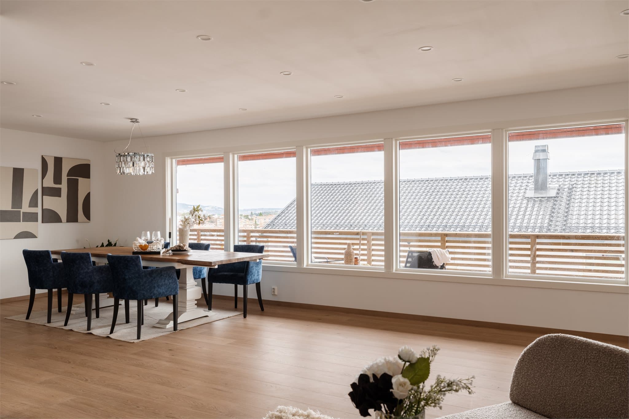 Spisestuen har plass til et stort spisebord for sosiale sammenkomster.