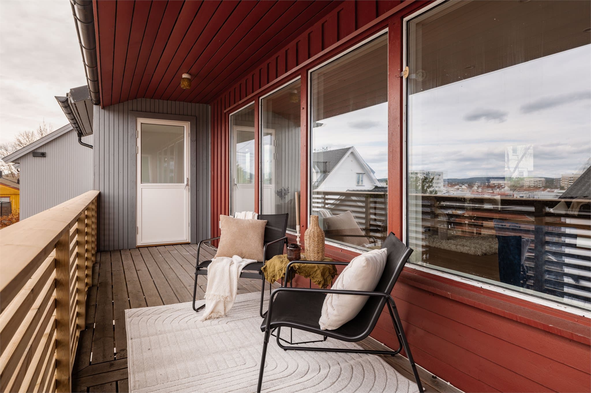 Boligen har et samlet terrasse- og balkongareal på hele 57 m².
