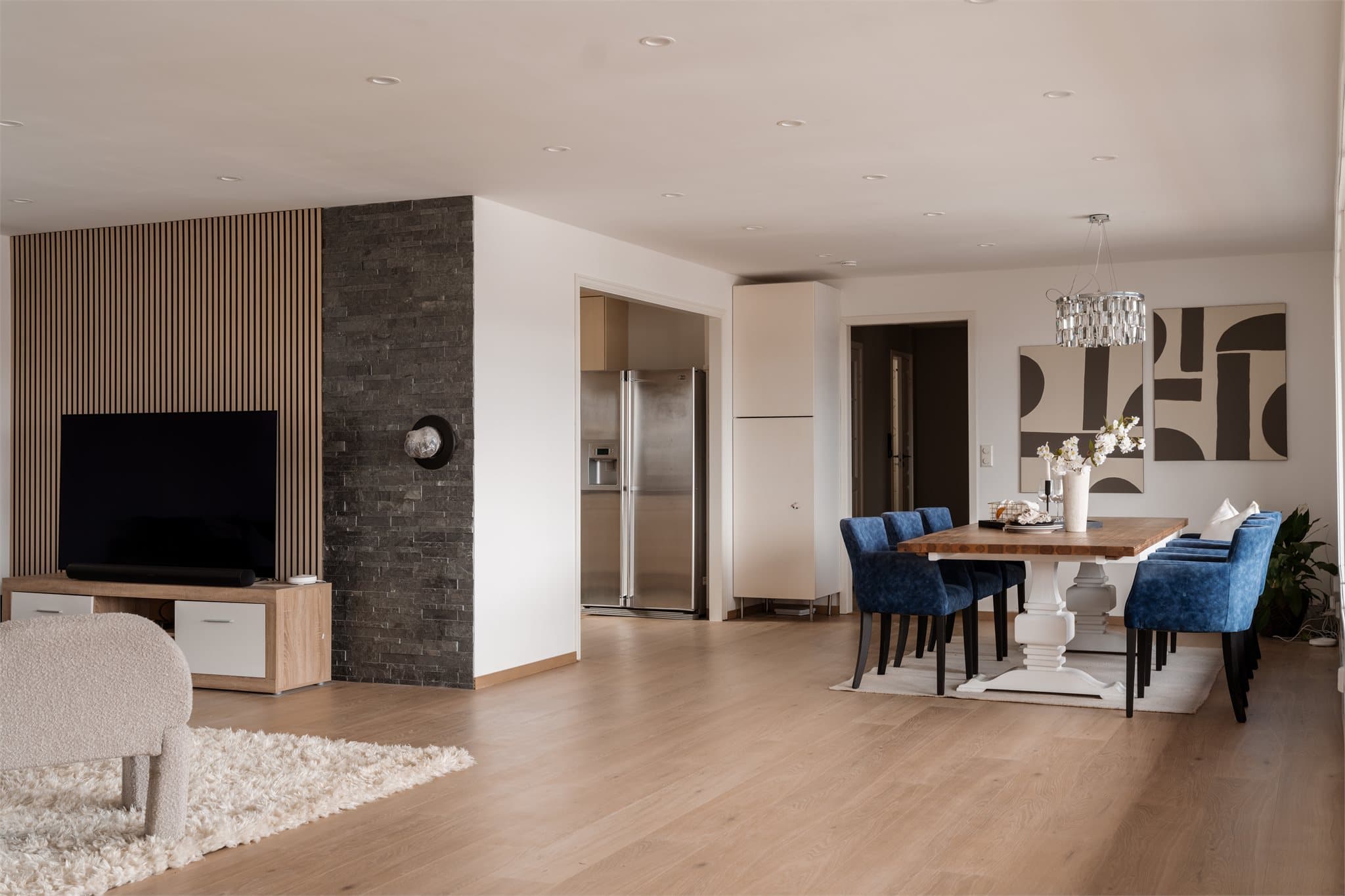 Fra stuen er det en naturlig overgang til spisestuen og videre til kjøkkenet.