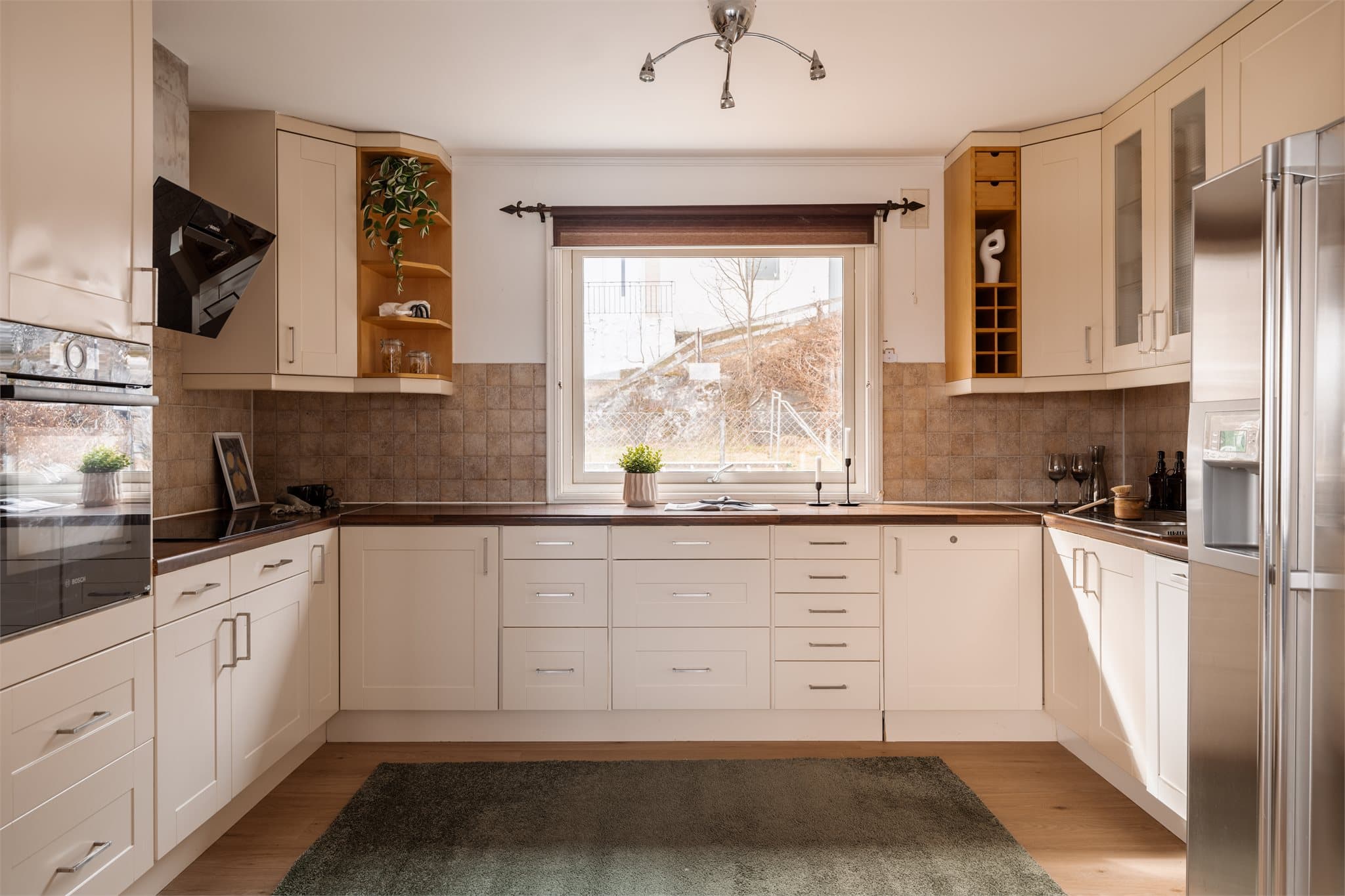 Kjøkkenet i første etasje har en praktisk U-form med rikelig skap- og benkeplass.