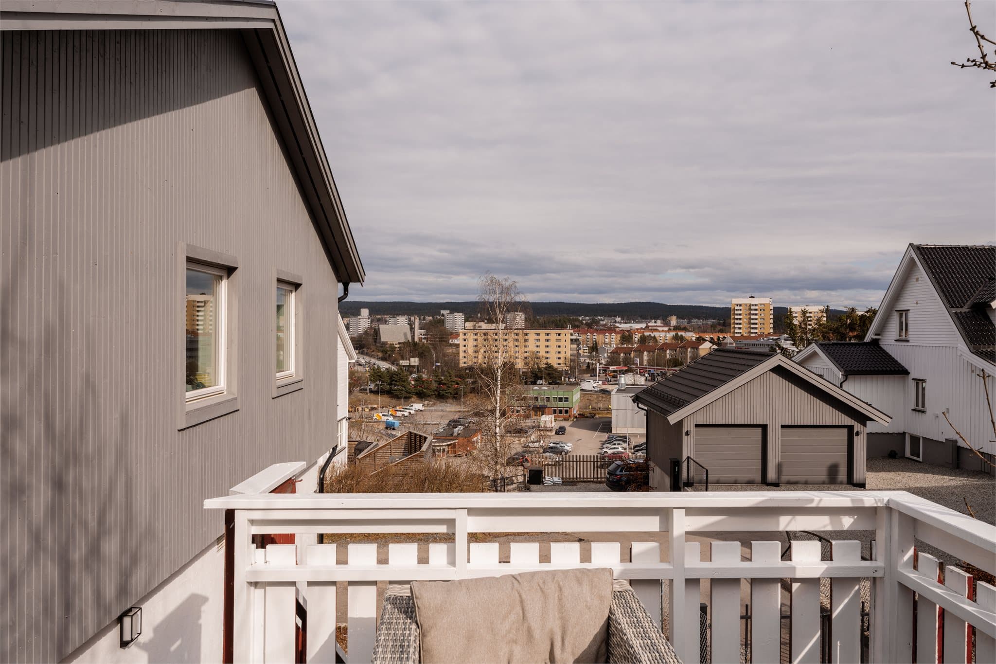 Eiendommen ligger høyt og fritt til i terrenget.