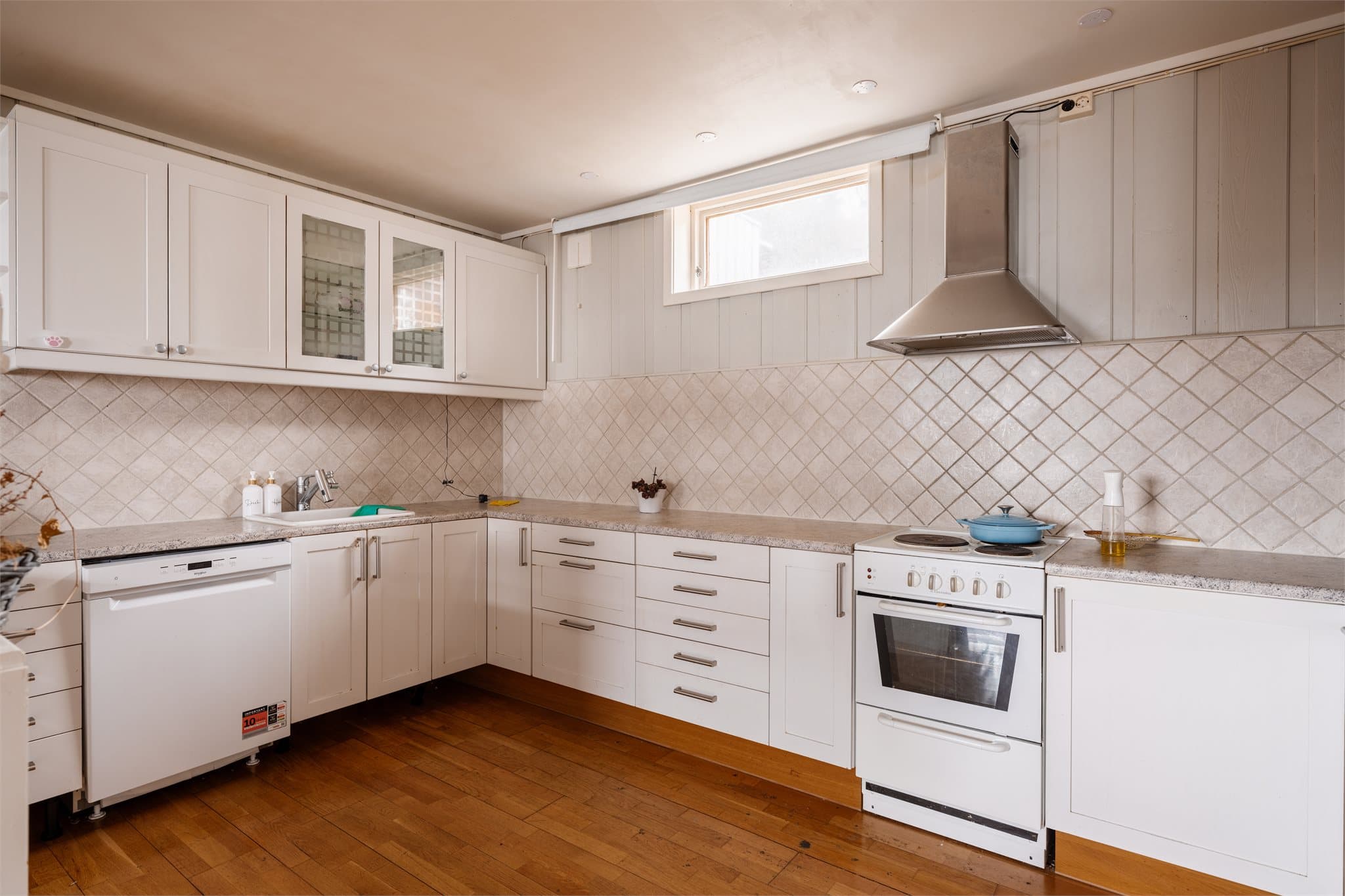 Kjelleren har også et andre, fullt funksjonelt kjøkken med profilerte fronter.