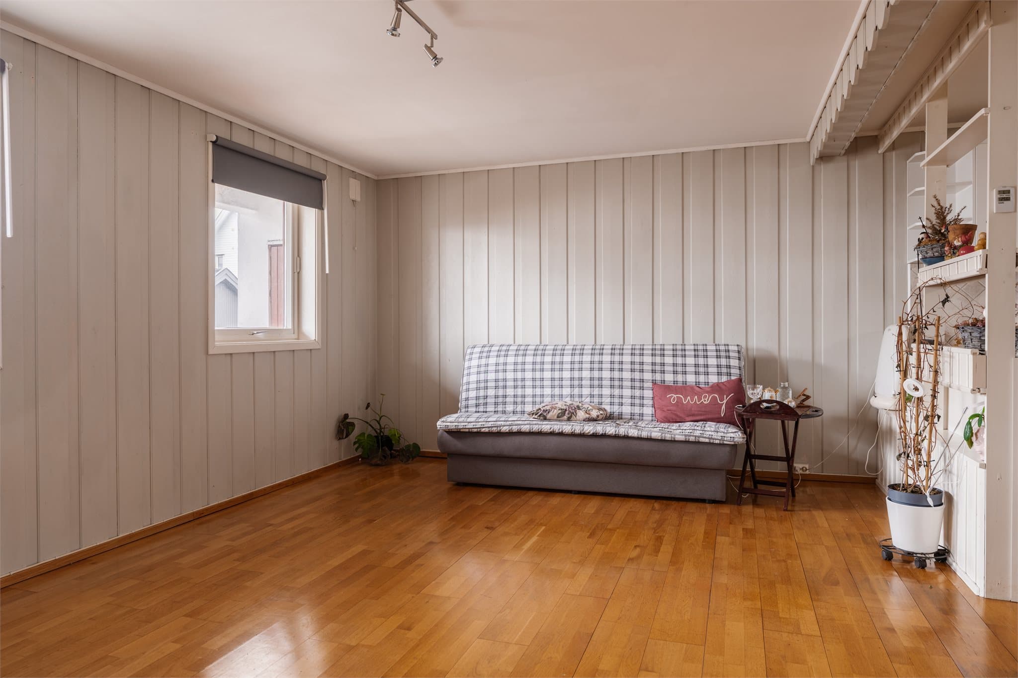 Kjelleren inneholder flere stuer og innredede rom, som gir stor fleksibilitet.