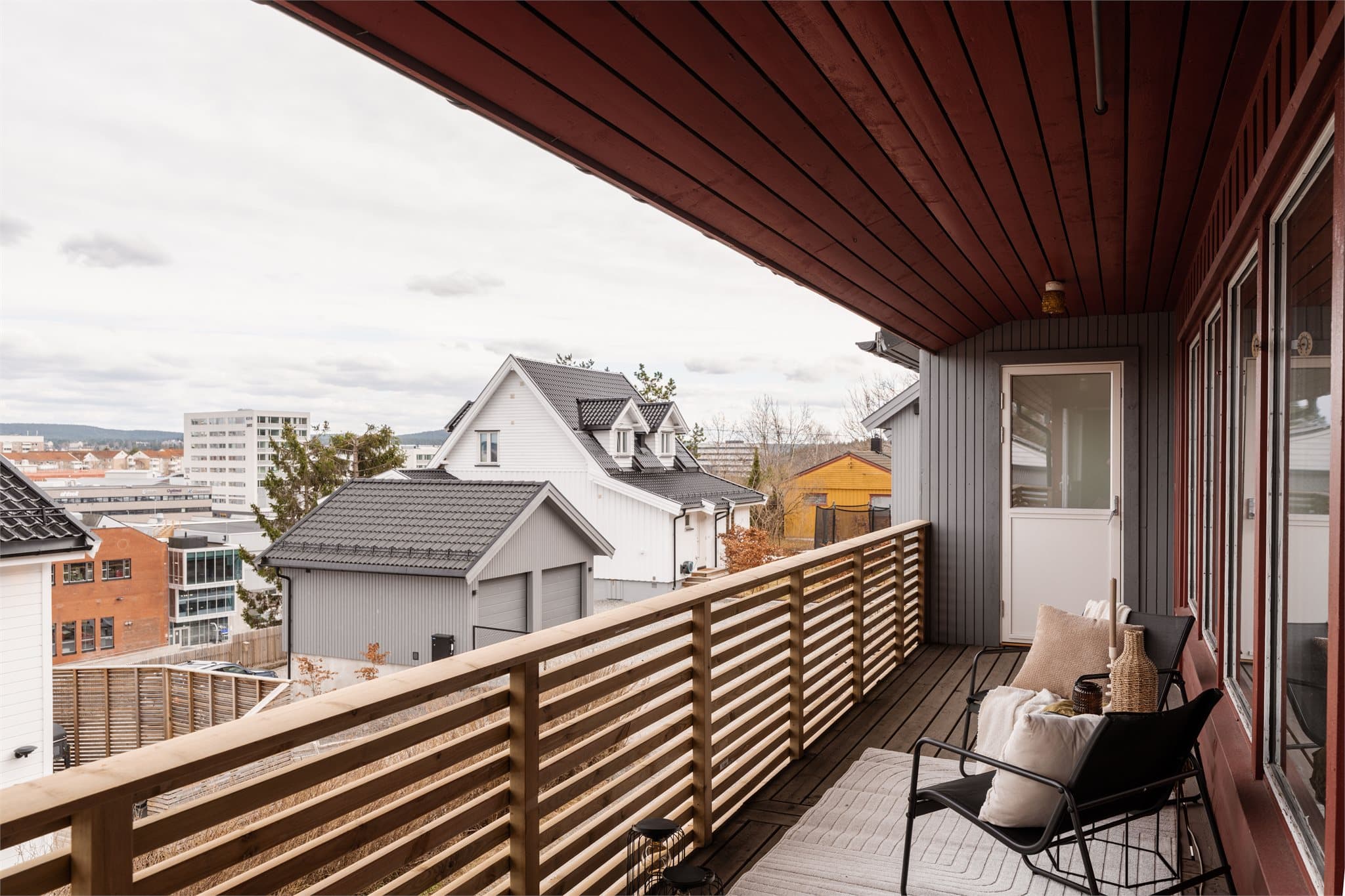 Fra terrassen i første etasje er det utsikt over nærområdet.