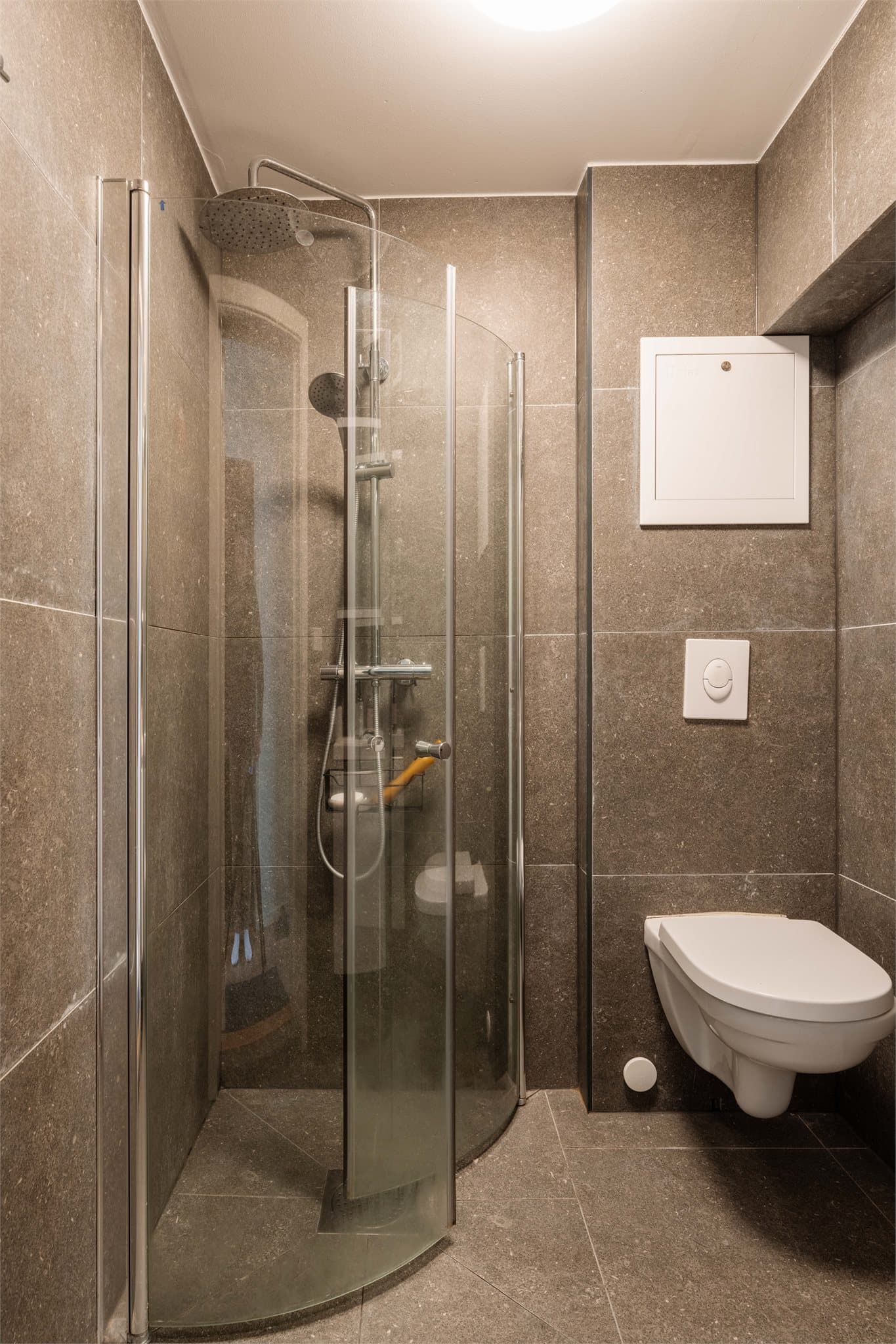 Badet i underetasjen ble renovert i 2023 med nye fliser og dusjhjørne.