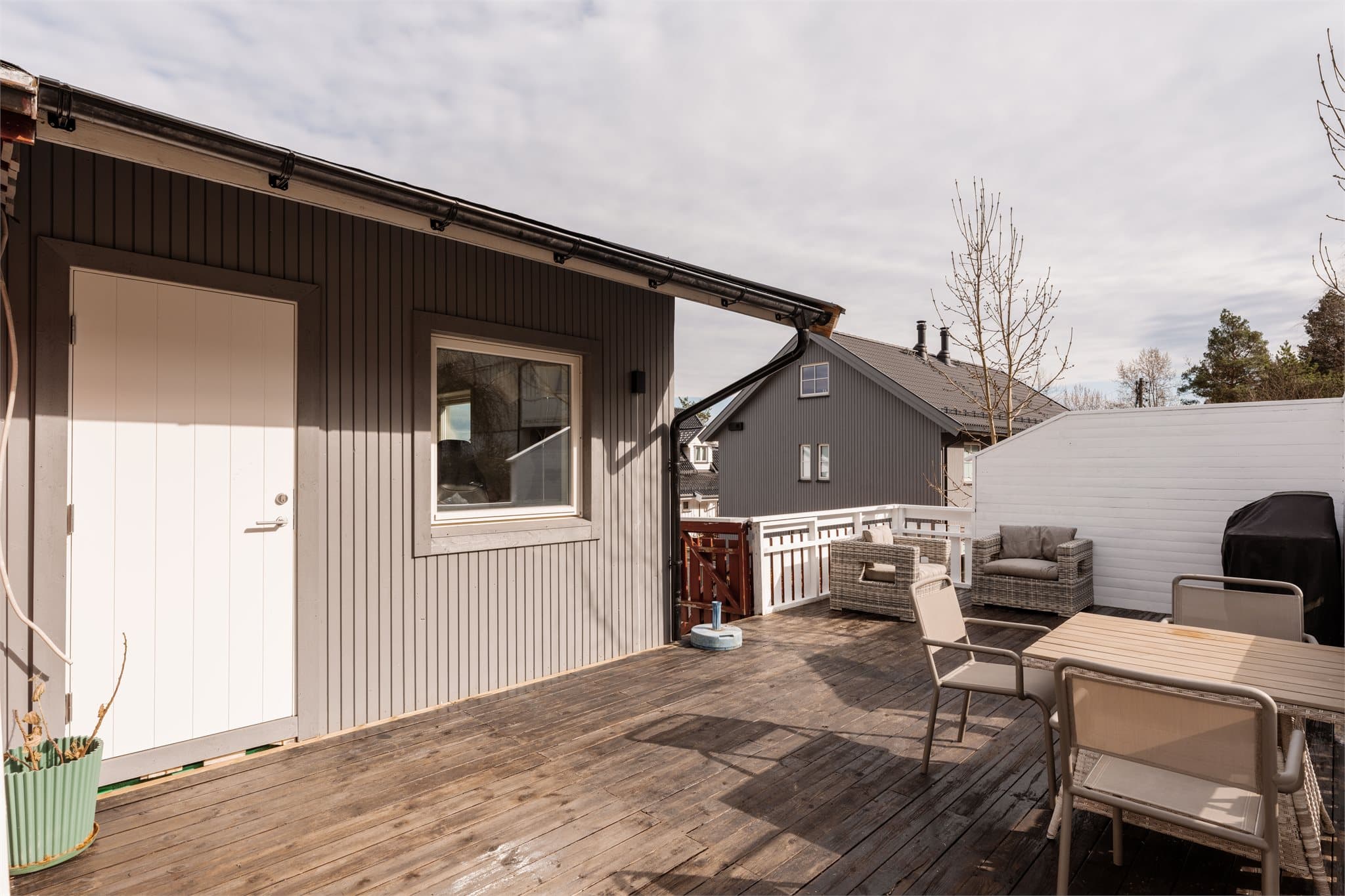 Usjenert markterrasse på 22 m² med gode solforhold.