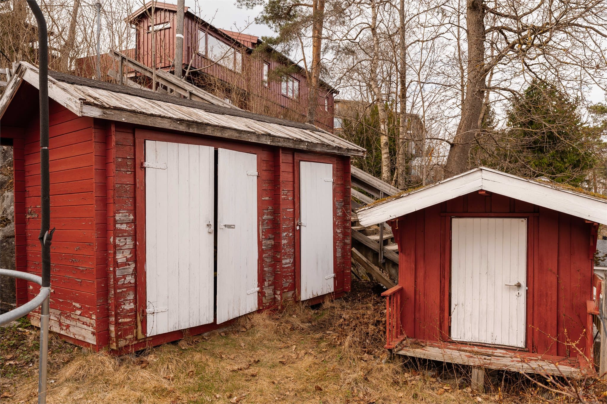 På tomten finnes også boder for ytterligere oppbevaring.