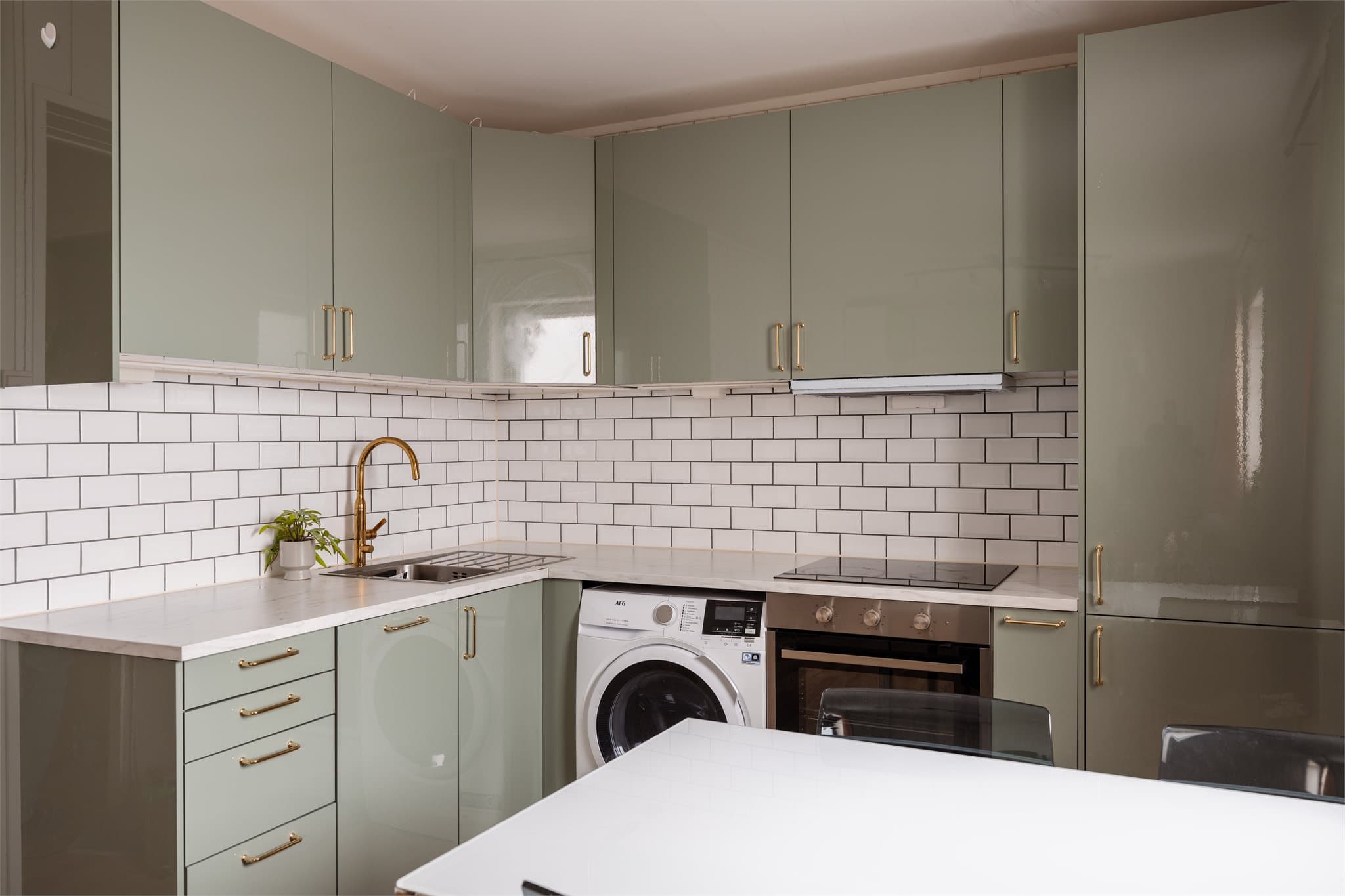 Moderne kjøkken i underetasjen, oppgradert i 2023 med glatte fronter og integrerte hvitevarer.