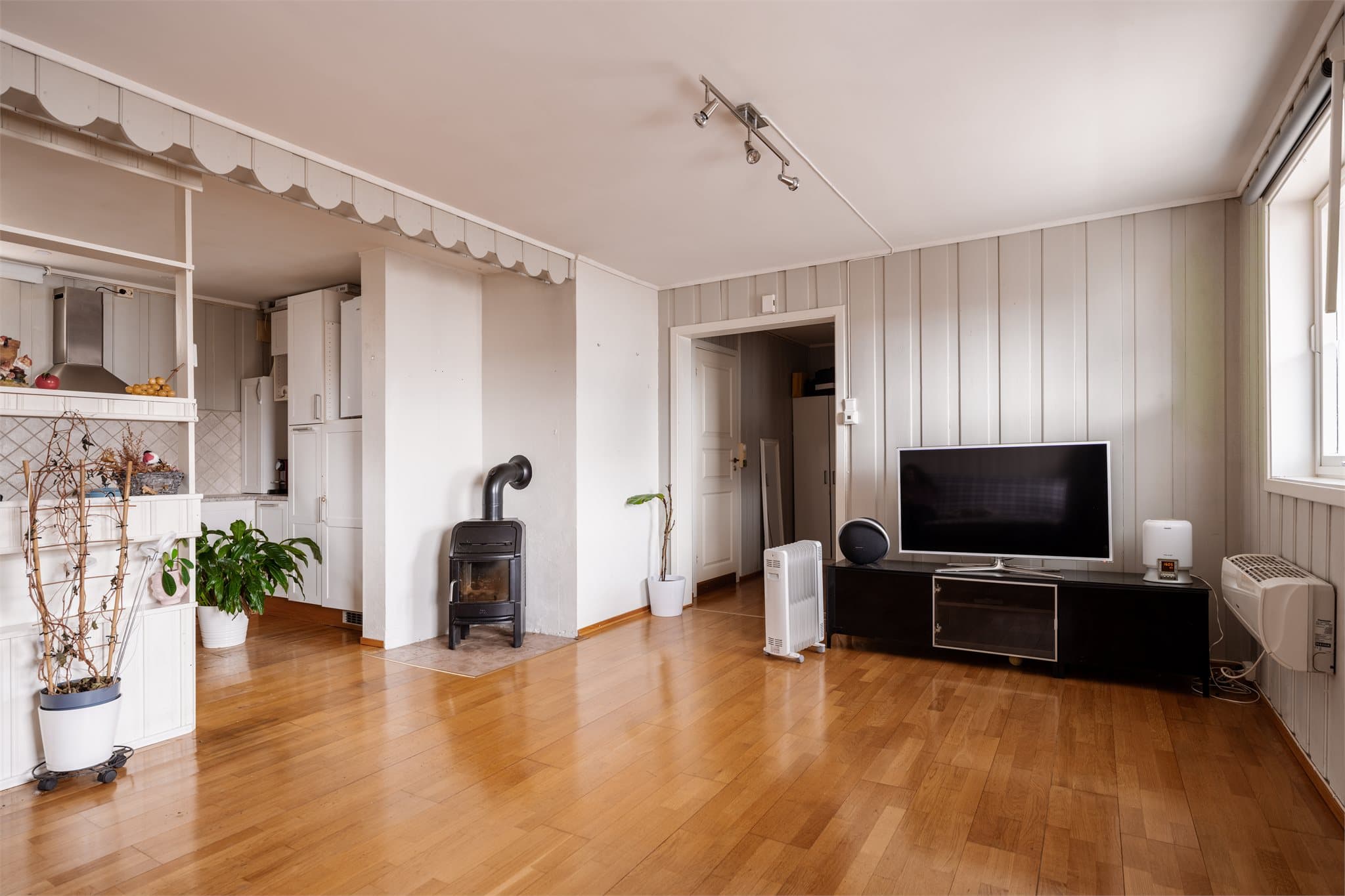 I kjellerstuen sørger en vedovn for ekstra varme og hygge.