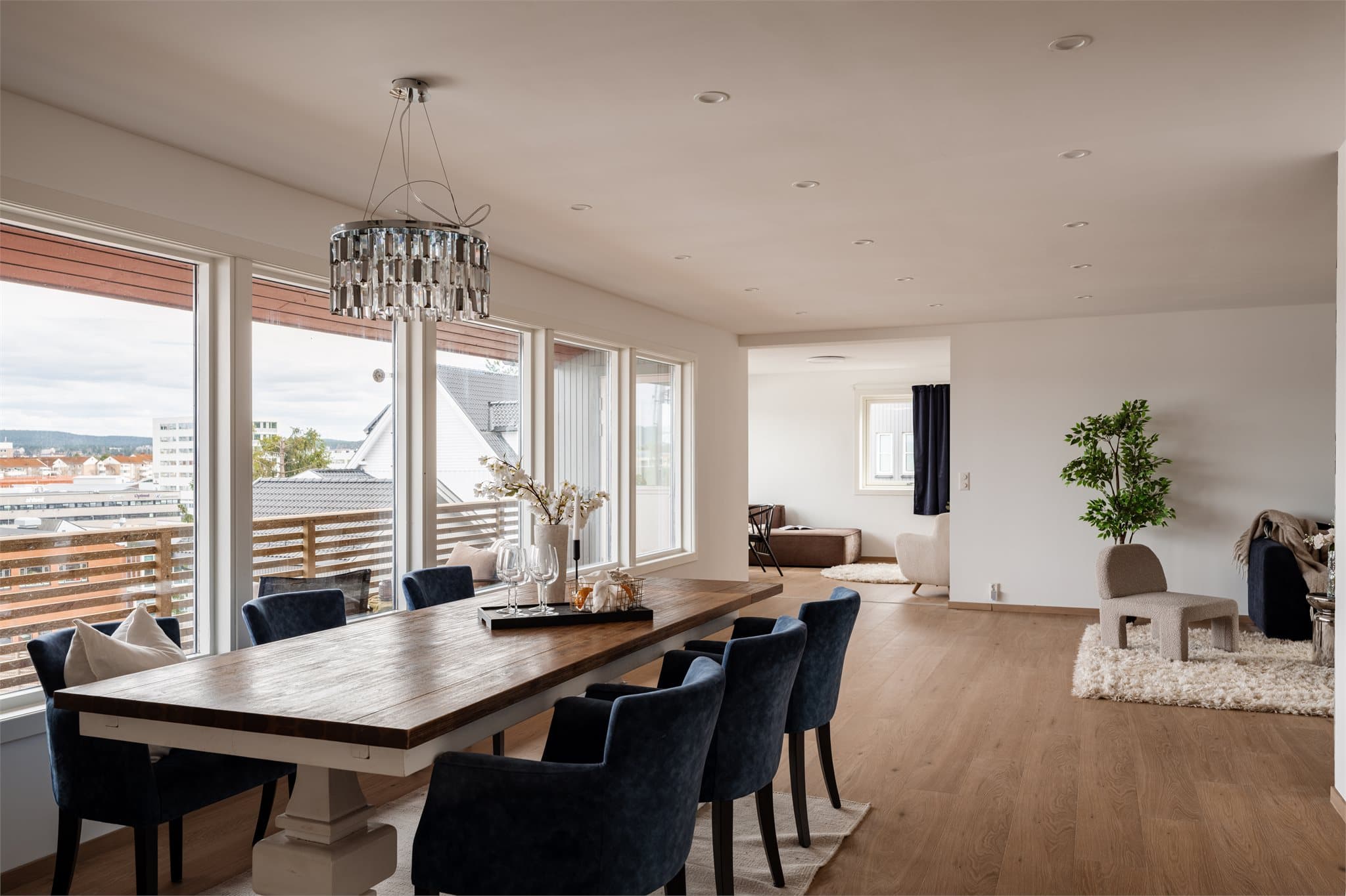 De store vindusflatene i spisestuen gir rikelig med dagslys og utsikt over nærområdet.