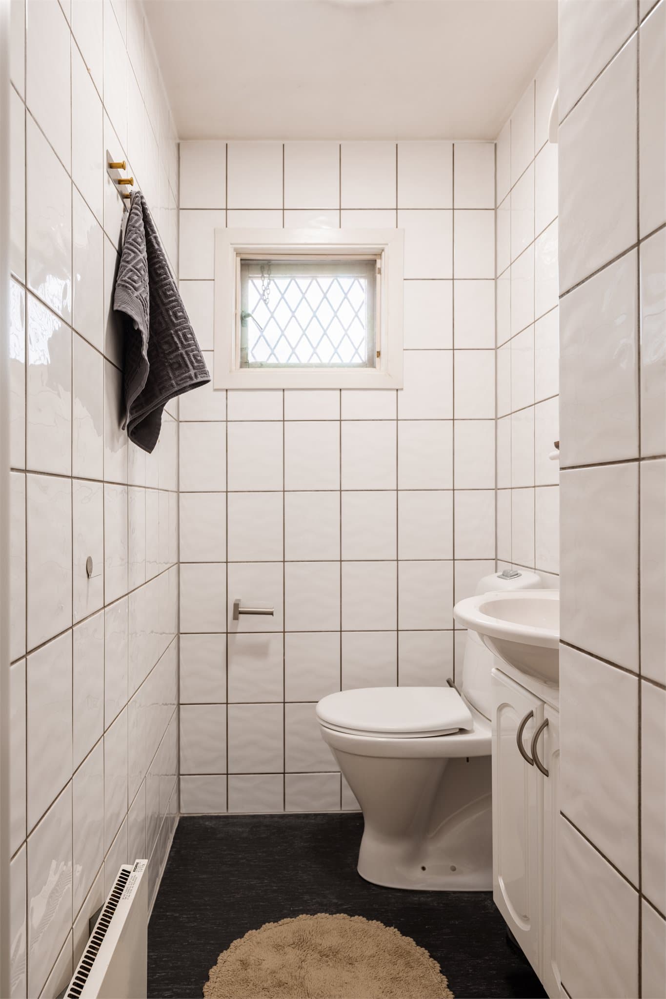 Praktisk, separat toalettrom i hovedetasjen.