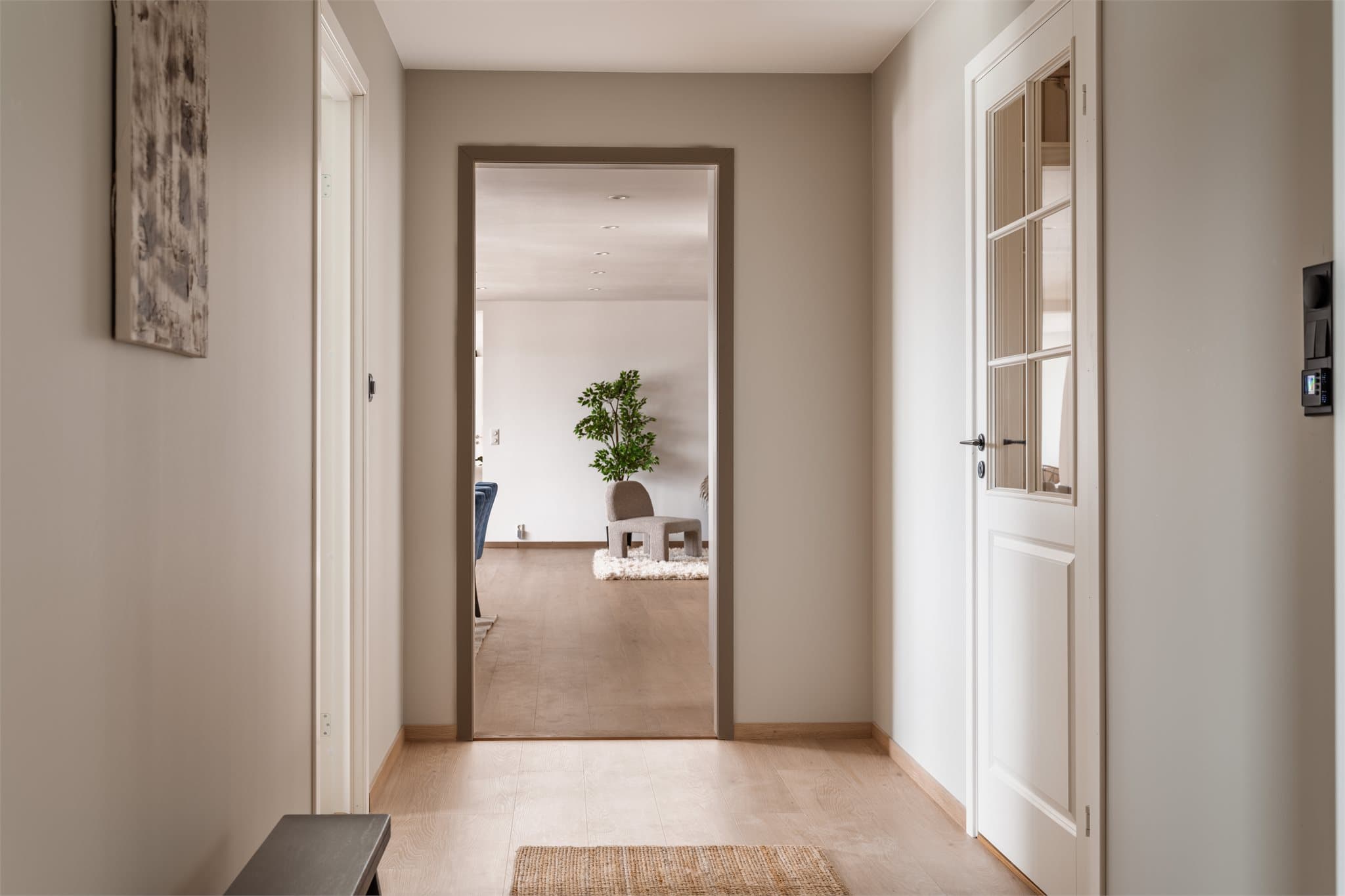 Hallen ønsker velkommen inn i en nyoppusset førsteetasje med gjennomgående laminatgulv.