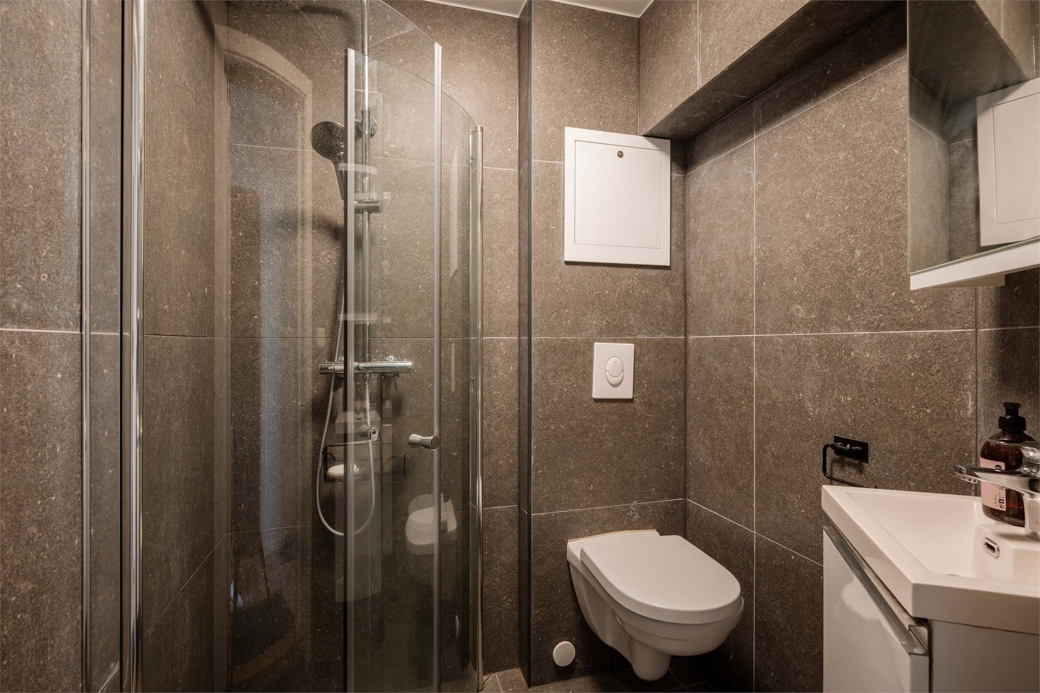 Badet er utstyrt med veggmontert toalett og elektriske varmekabler i gulvet, lagt i 2023.