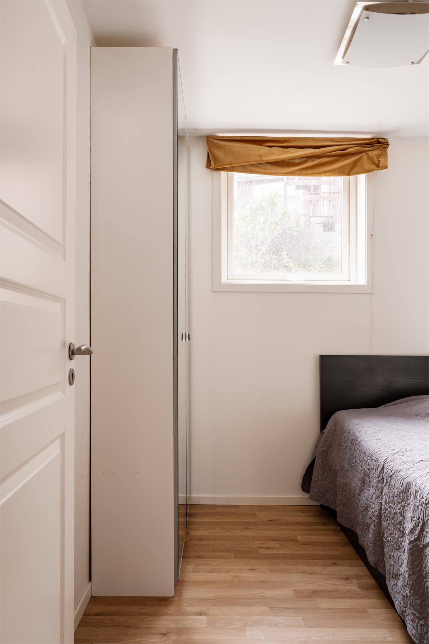 Rommet har plass til garderobeskap for god oppbevaring.