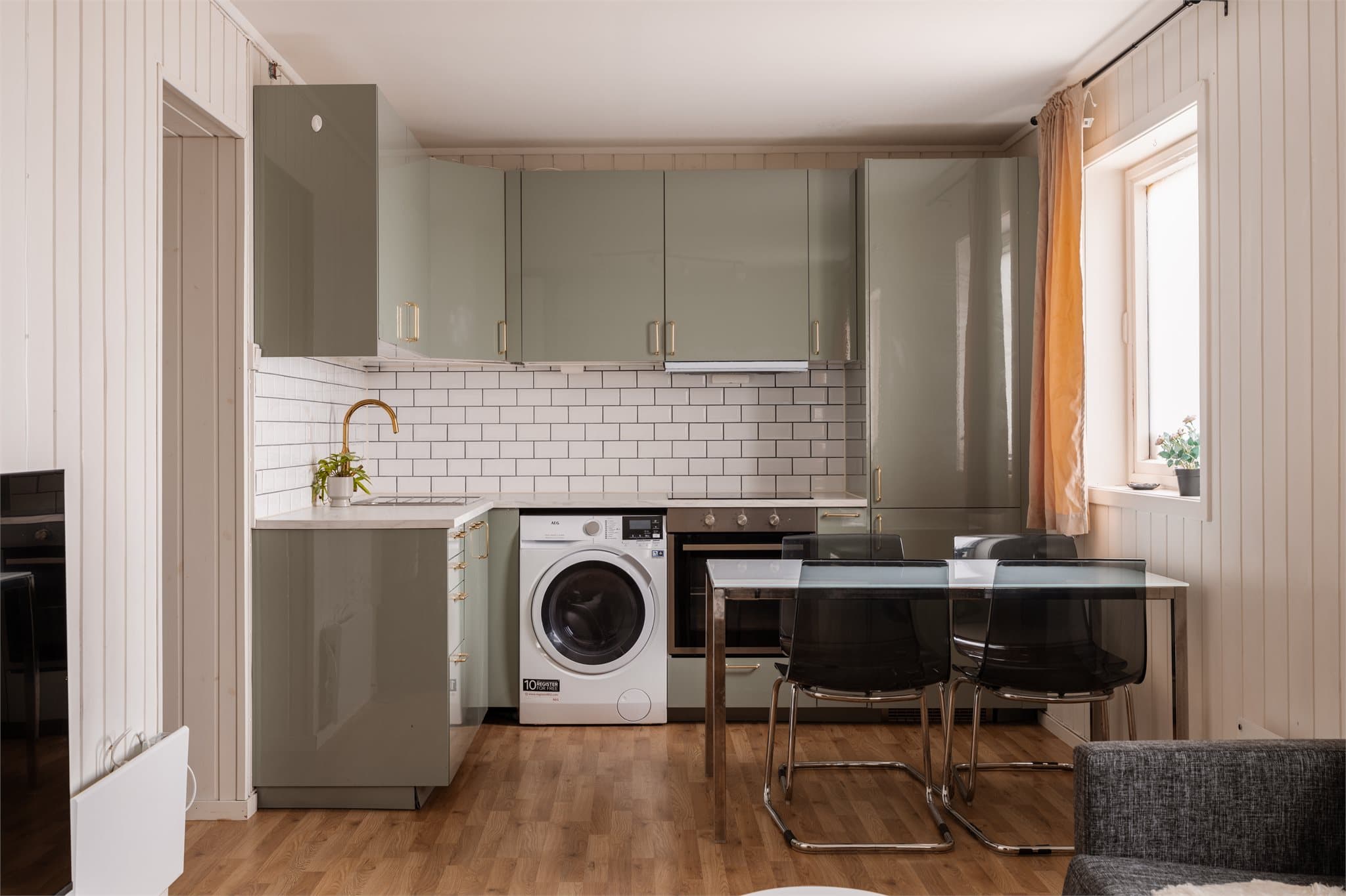 Dette kjøkkenet er fullt utstyrt og har en arealeffektiv planløsning med spiseplass.