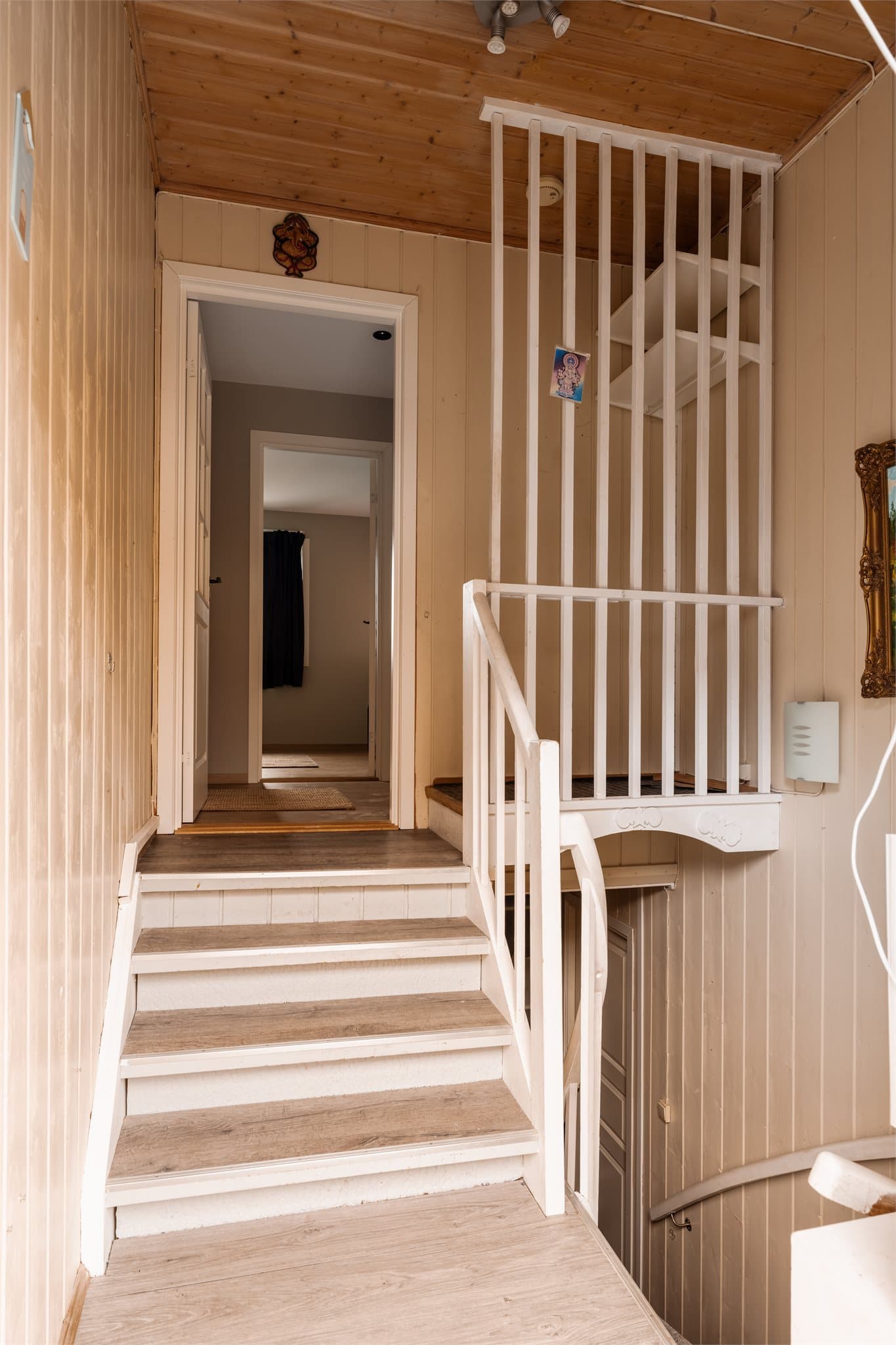 En malt tretrapp forbinder boligens to plan.