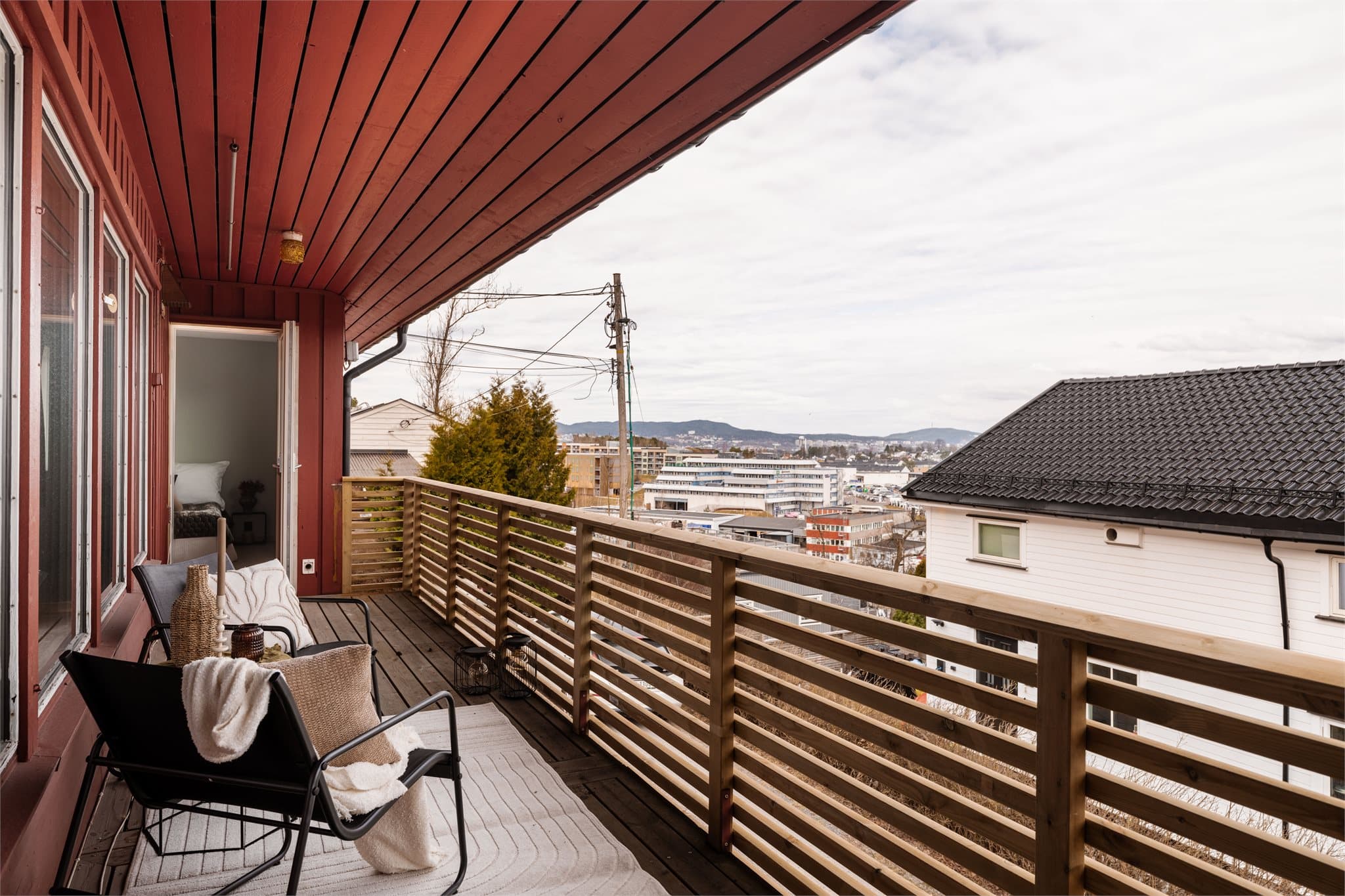 Den lange terrassen gir rikelig med plass for flere sittegrupper.