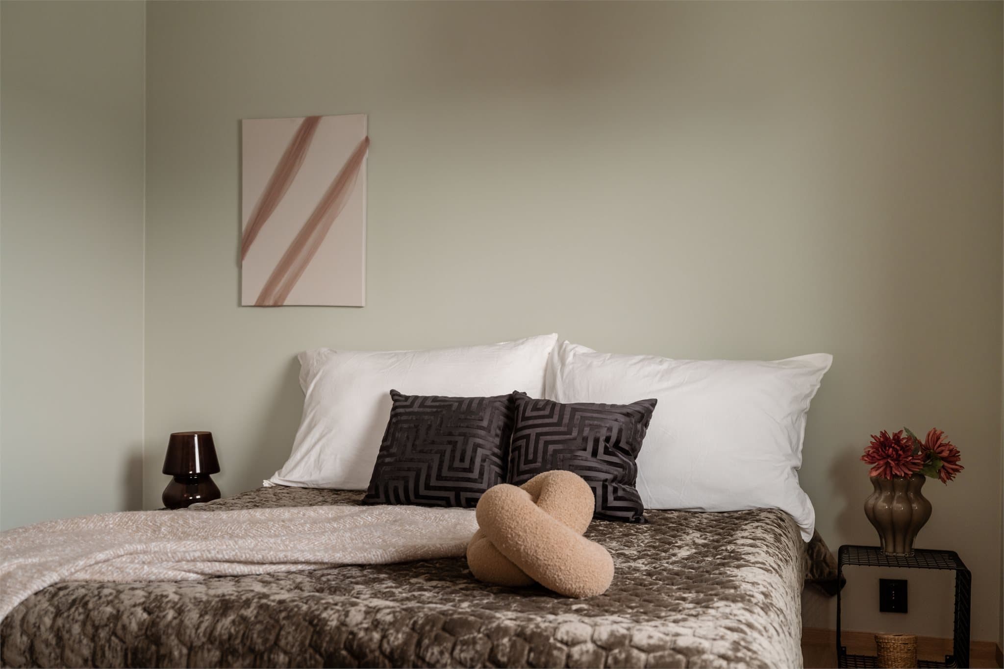 Soverommet har en rolig og behagelig atmosfære med duse fargetoner.