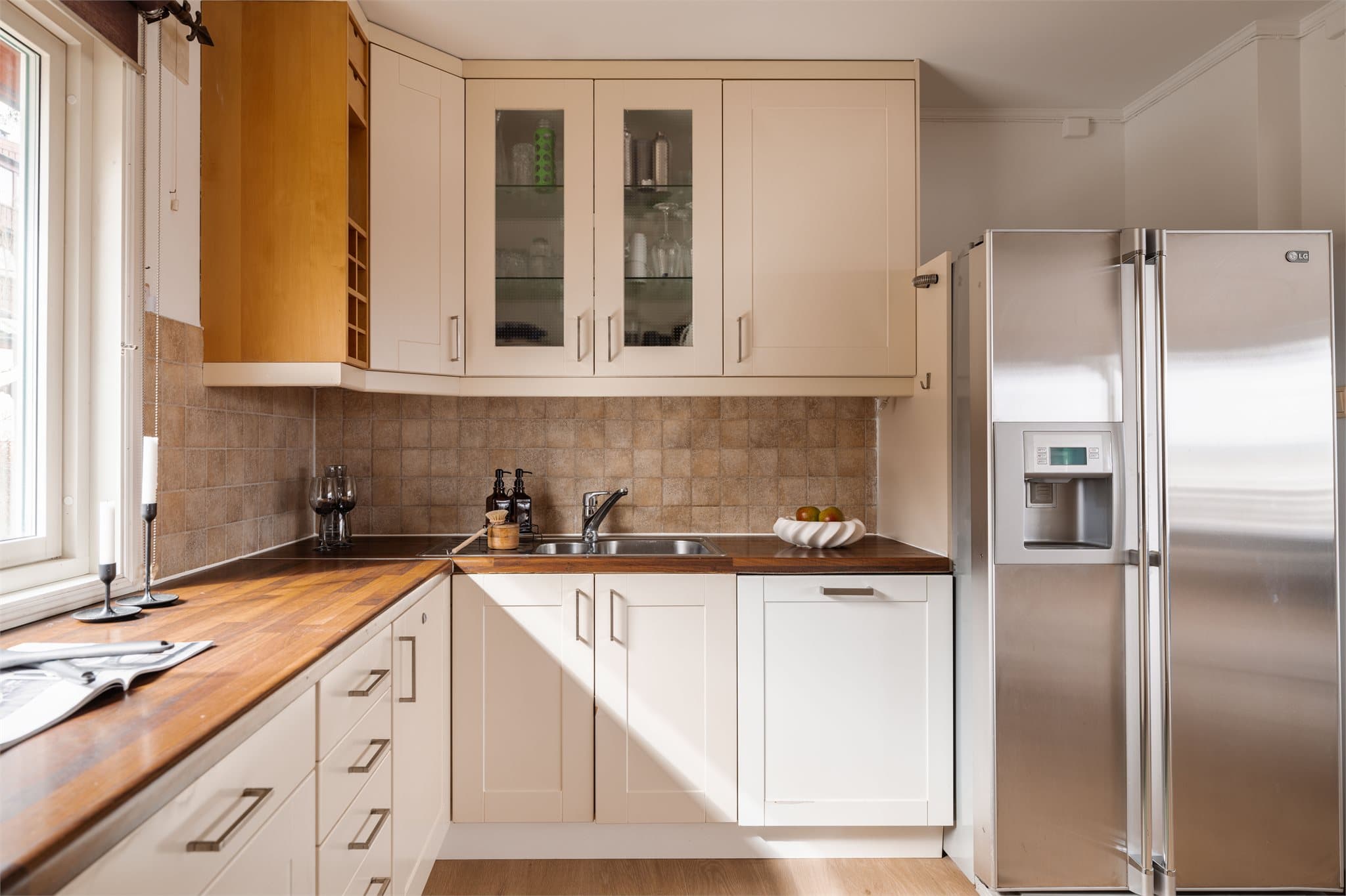 Kjøkkenet er utstyrt med kjøleskap og oppvaskmaskin. Kjøkkenventilator har avtrekk ut.