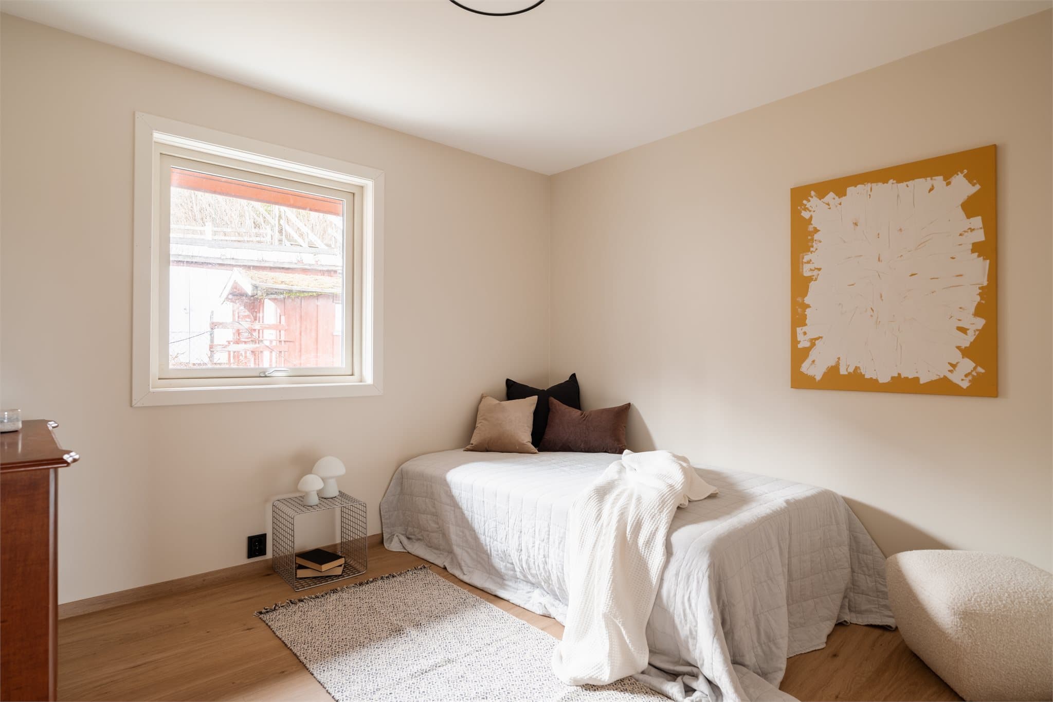 Nok et lyst og romslig soverom i første etasje.