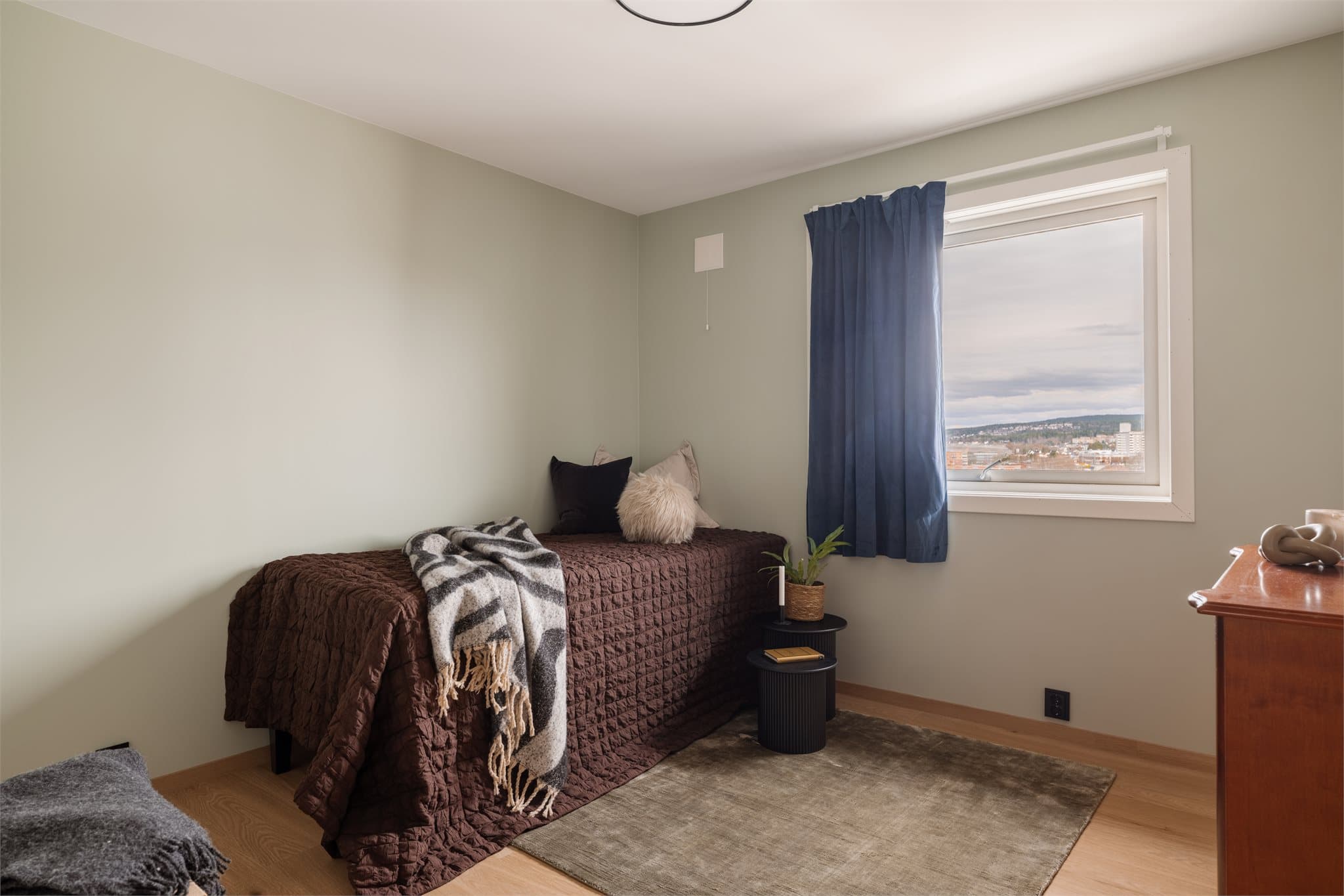 Et av de fire soverommene i hovedetasjen, alle med nyoppussede overflater.