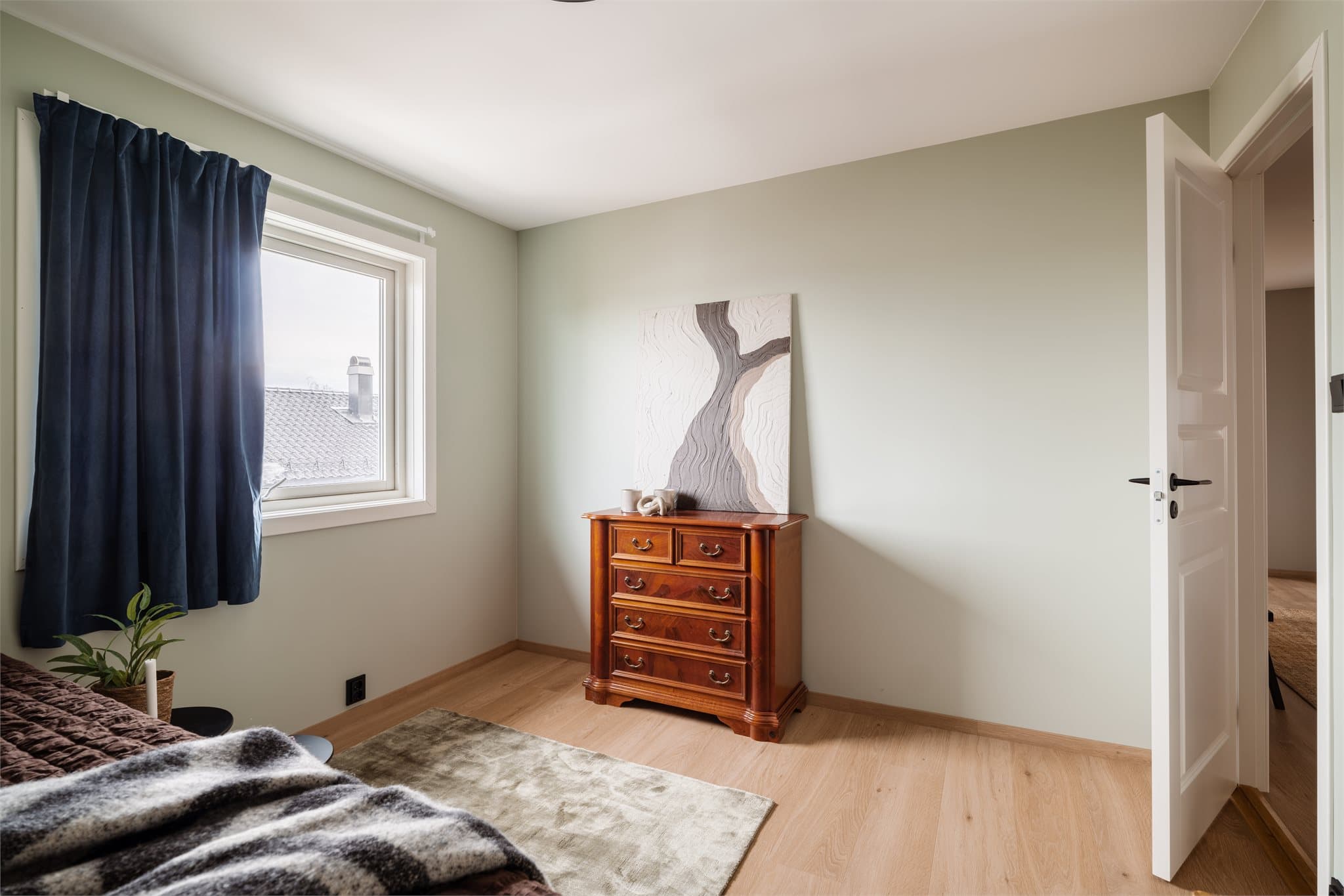 Rommet er lett å møblere og har plass til både seng og oppbevaringsløsninger.