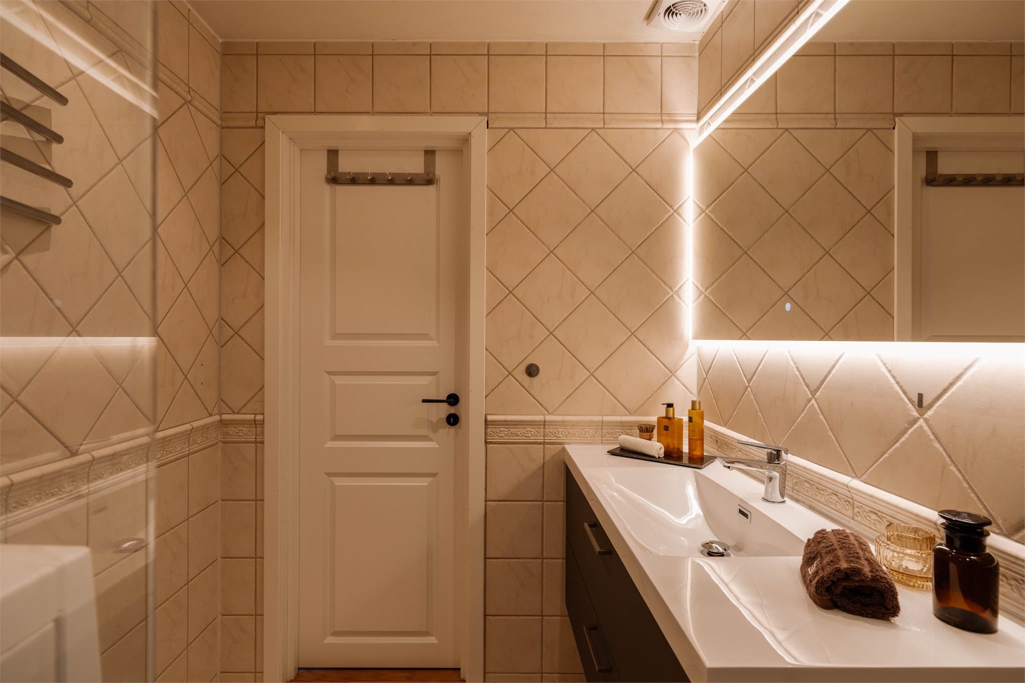 Baderomsinnredningen gir god oppbevaringsplass. Rommet har mekanisk avtrekk.