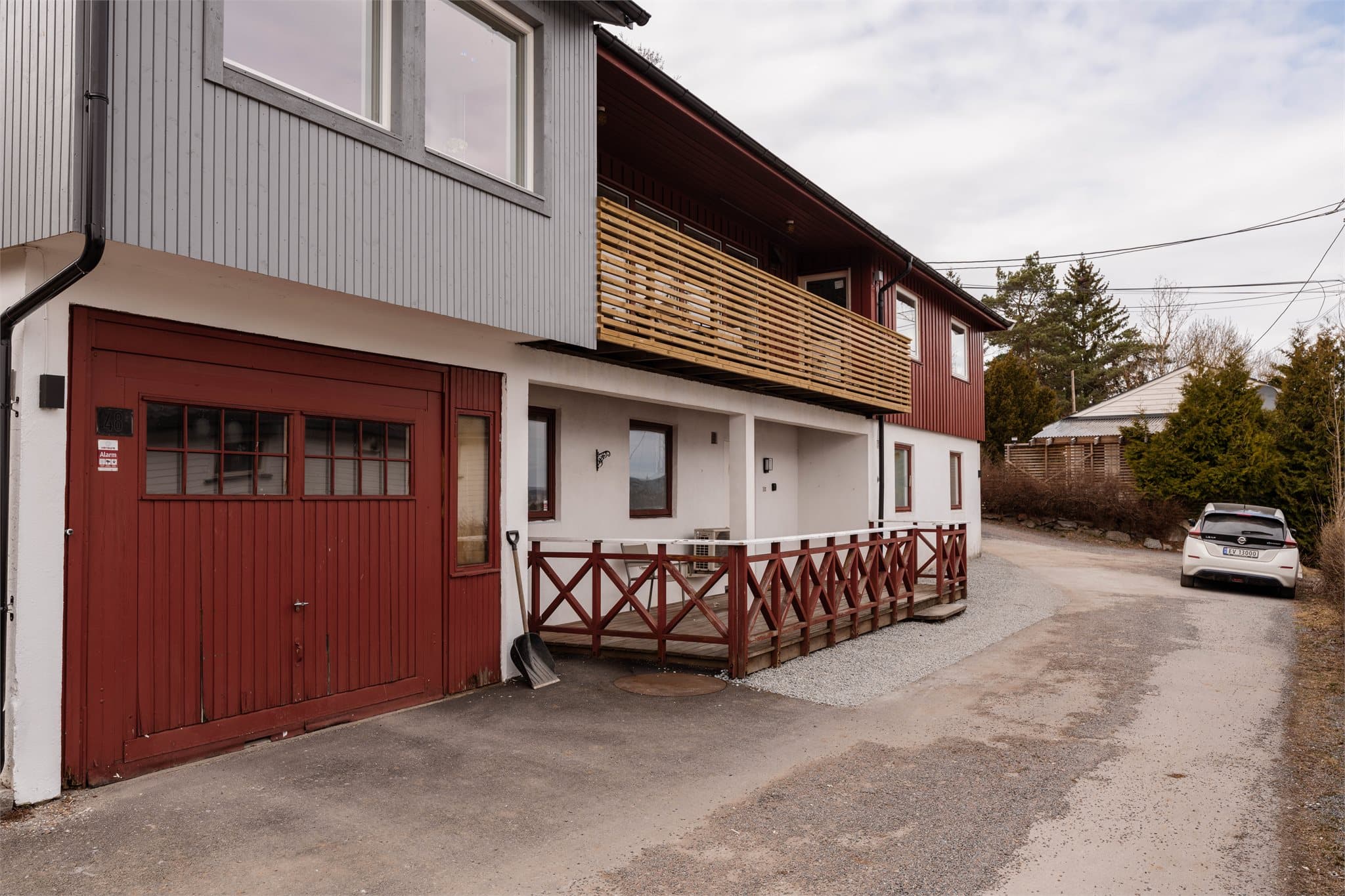 Her får du en stor tomt og fine uteplasser med svært gode solforhold.