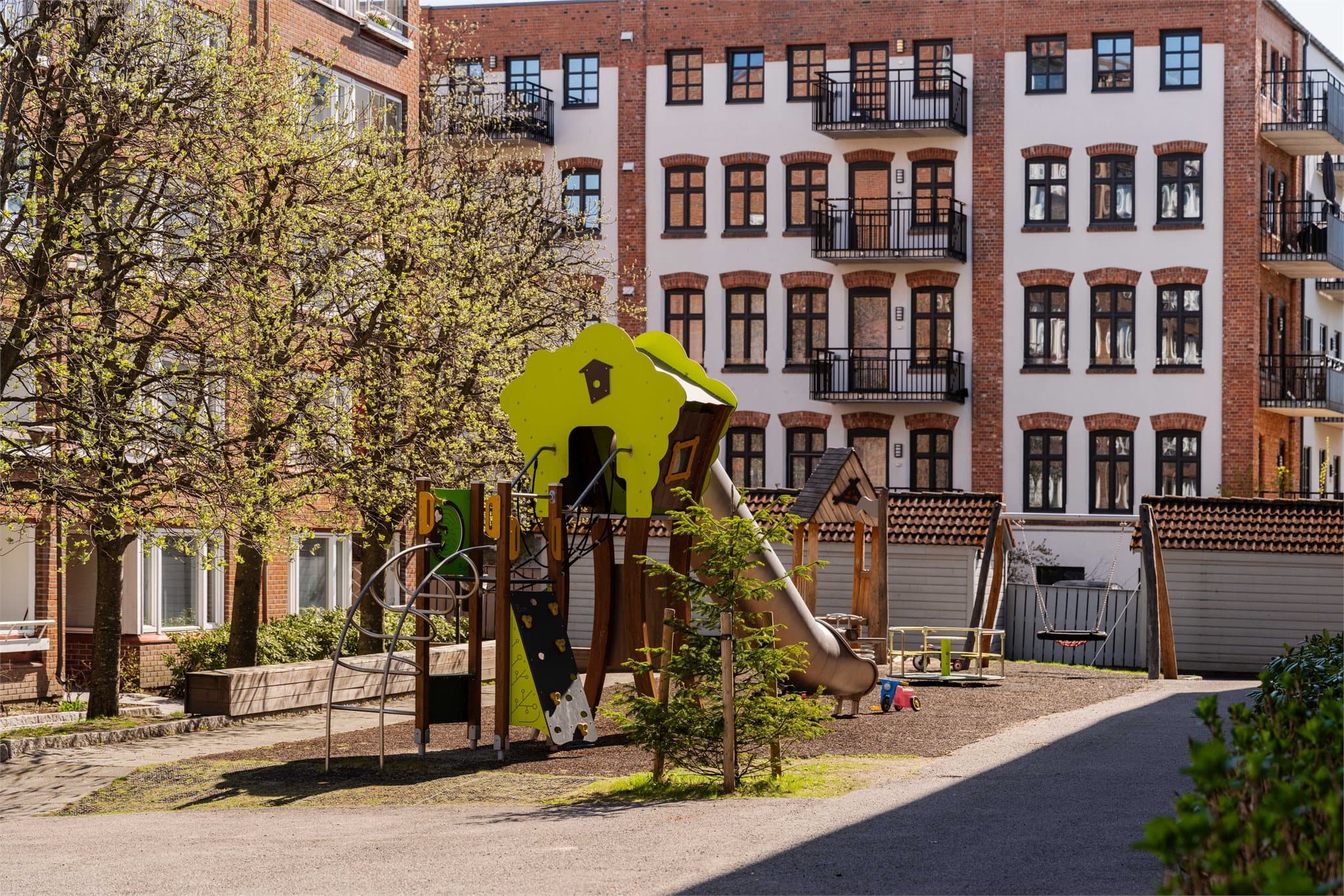 I bakgården finner du en fin lekeplass for de minste