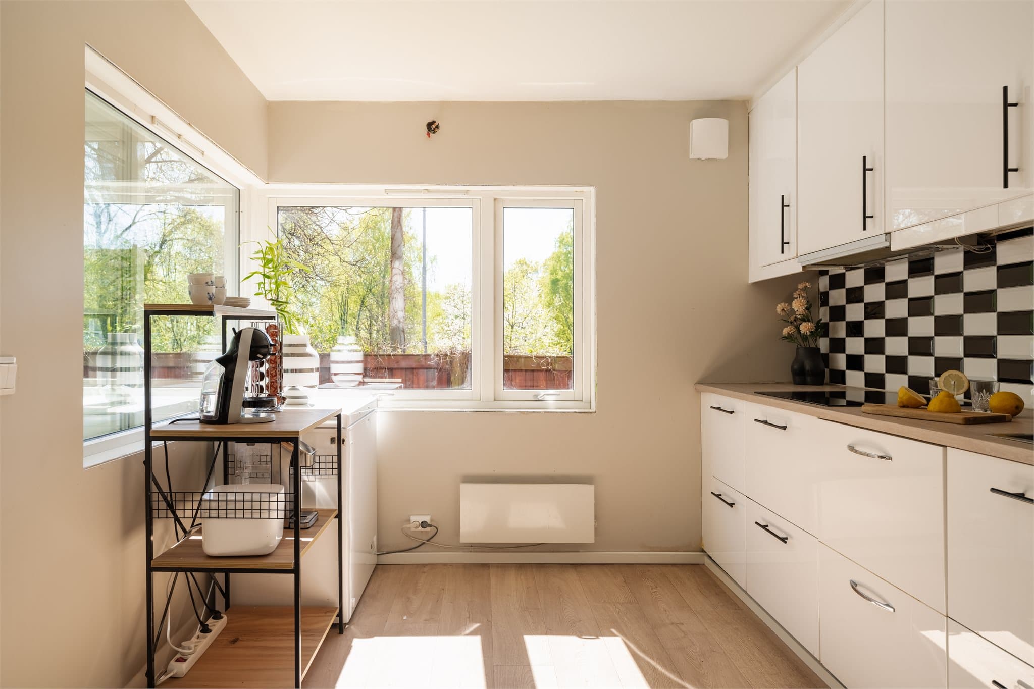 Kjøkkenet har store vindusflater og god plass til et frokostbord